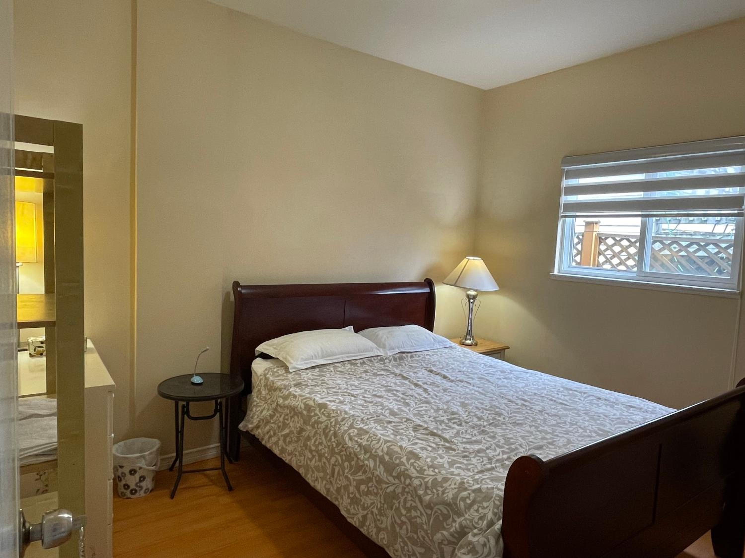 Metrotown 1 bedroom suite or apartment by Hong
