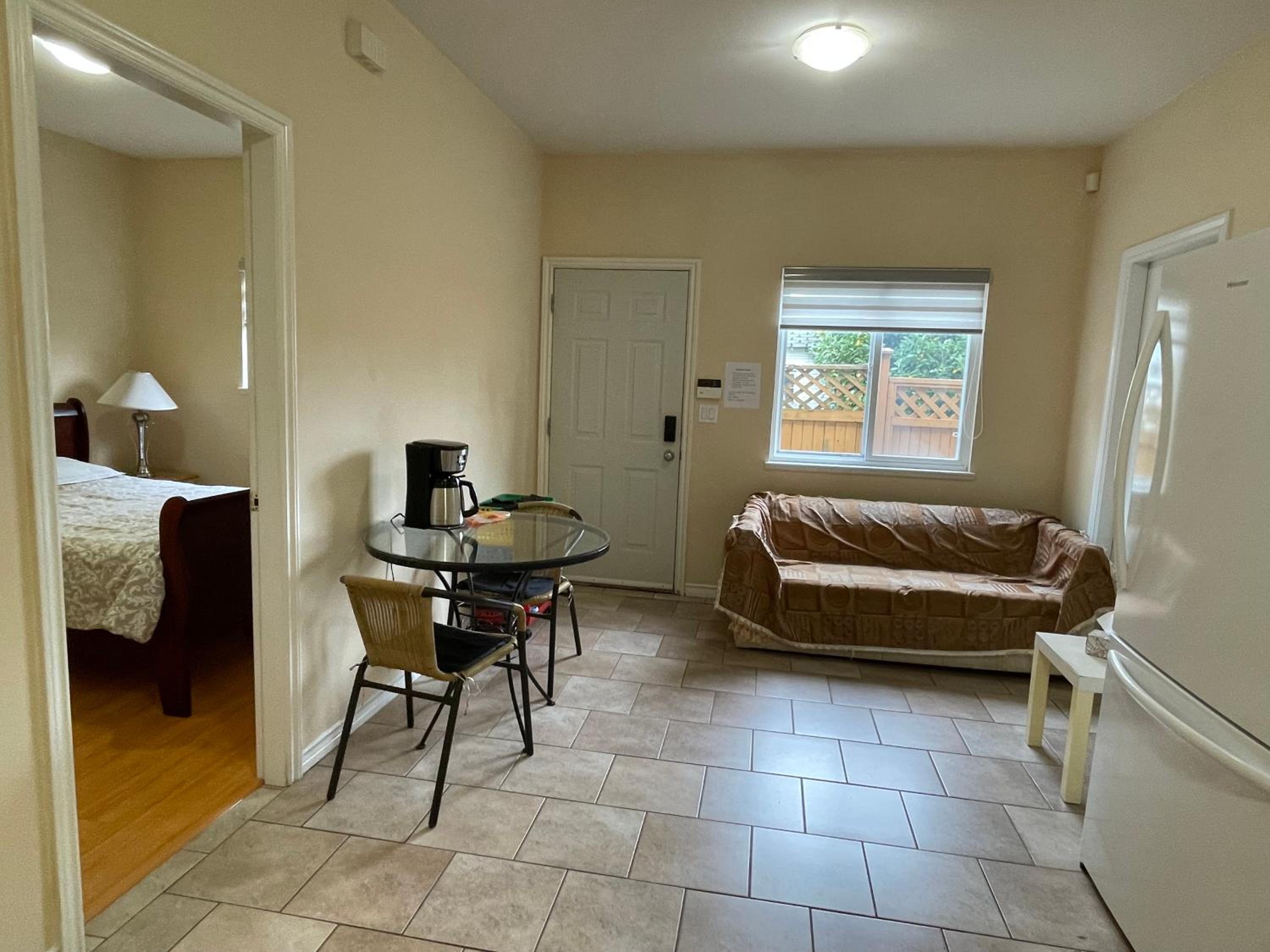 Metrotown 1 bedroom suite or apartment by Hong