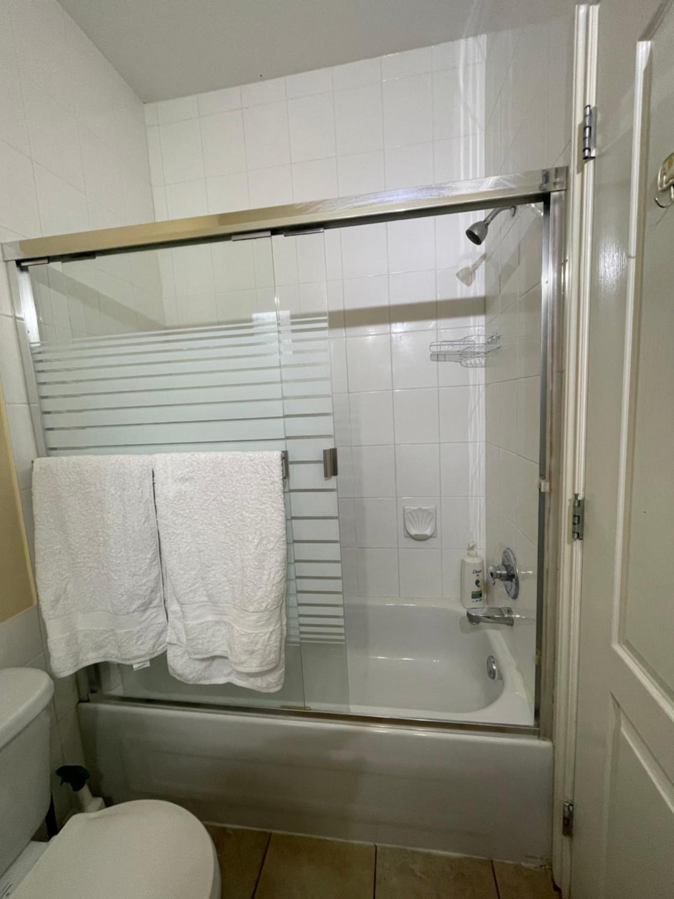 Metrotown 1 bedroom suite or apartment by Hong
