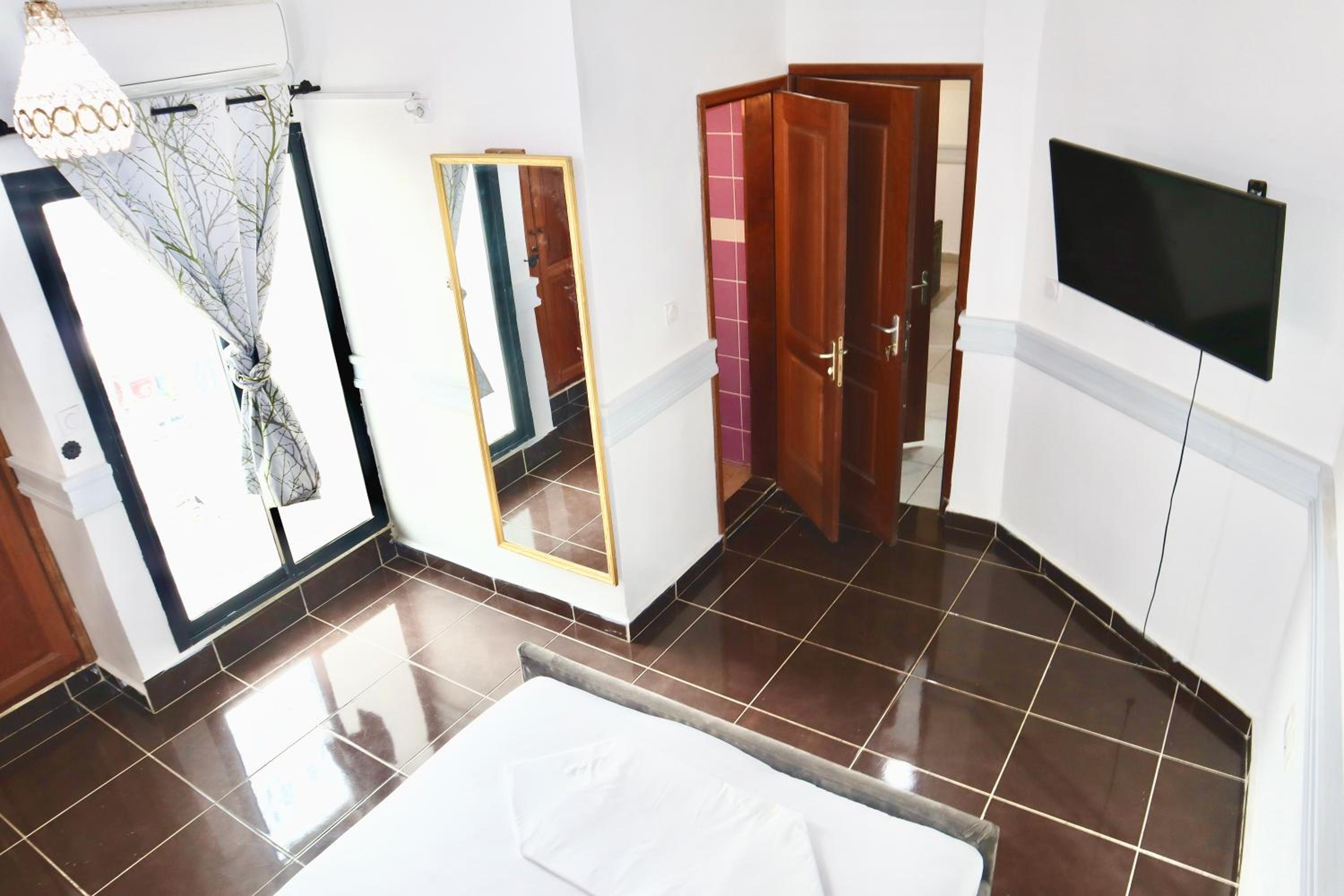 Appartement 2 et 1 chambres salon balcon canal sat wifi Netflix parking gardien 24 sur 24