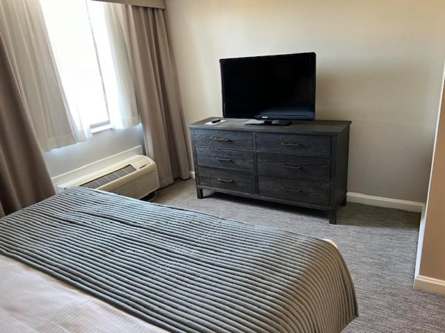 Danbury Vacations - Ethan Allen Hotel - Property Image 3