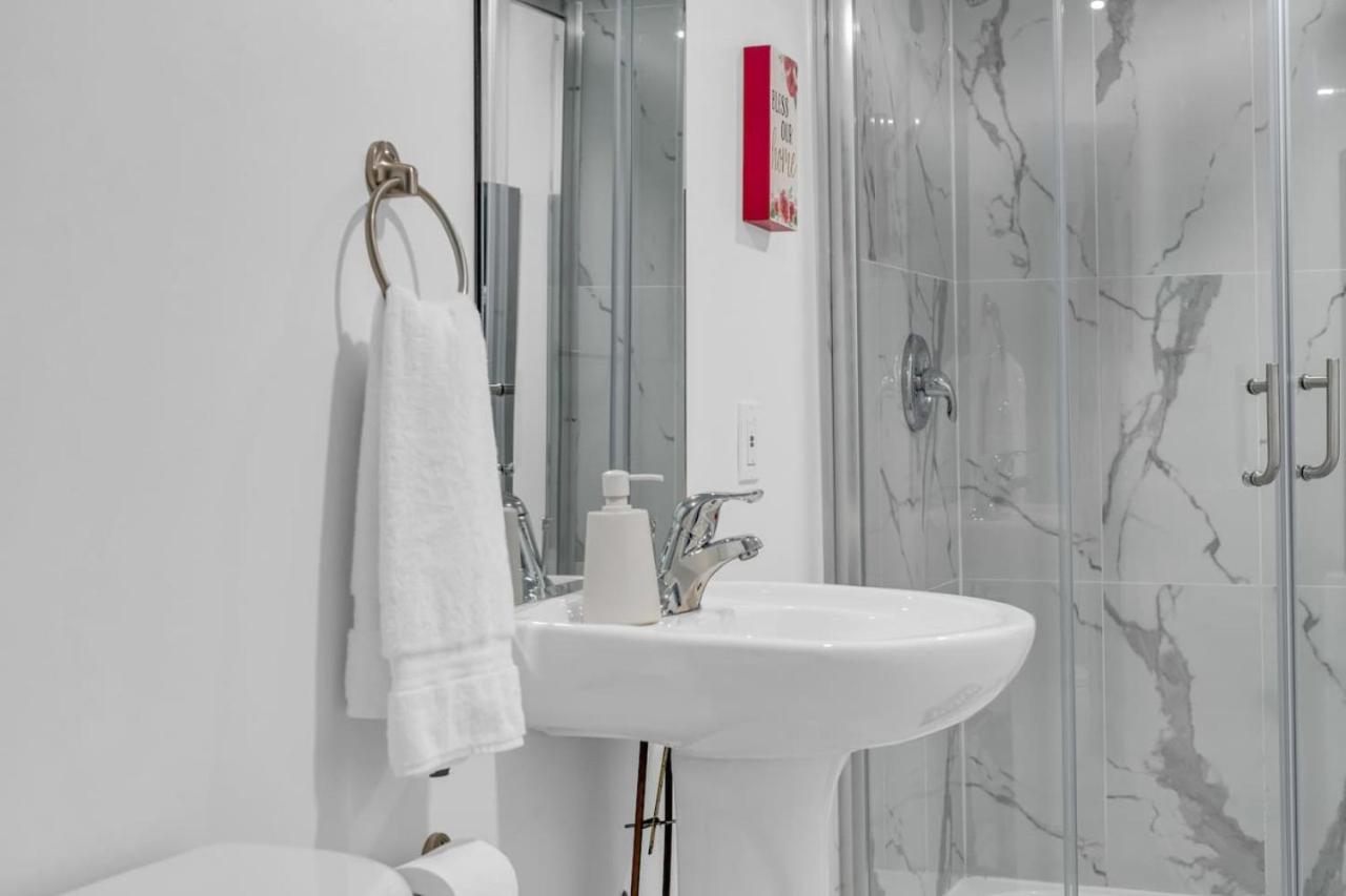 Blue Home Closest to Falls- Lower Suite by Clifton Hill