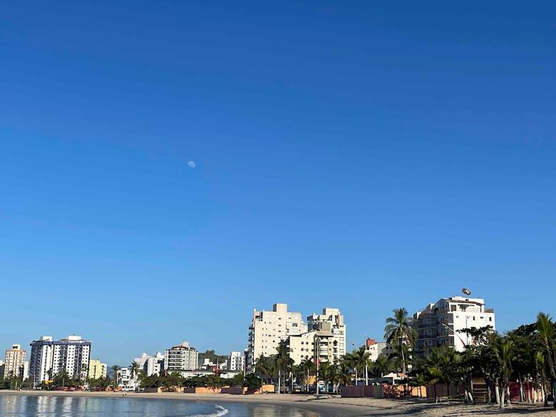 COBERTURA DE FRENTE PARA O MAR com churrasqueira na varanda coberta até 7 pessoas - Praia Martim de Sá