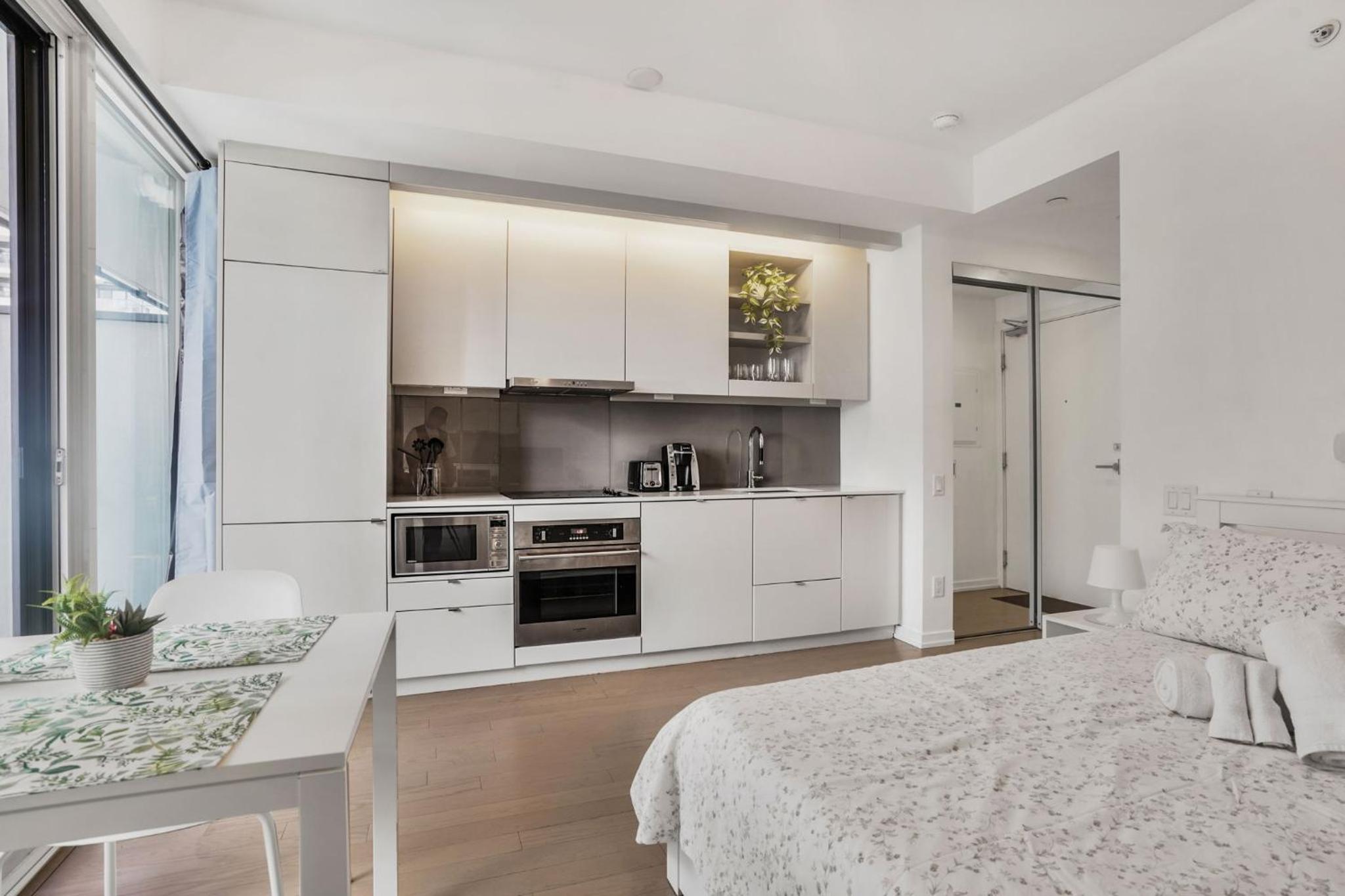 Elite Toronto Downtown Residence - Steps to CN Tower and Eaton Cntr