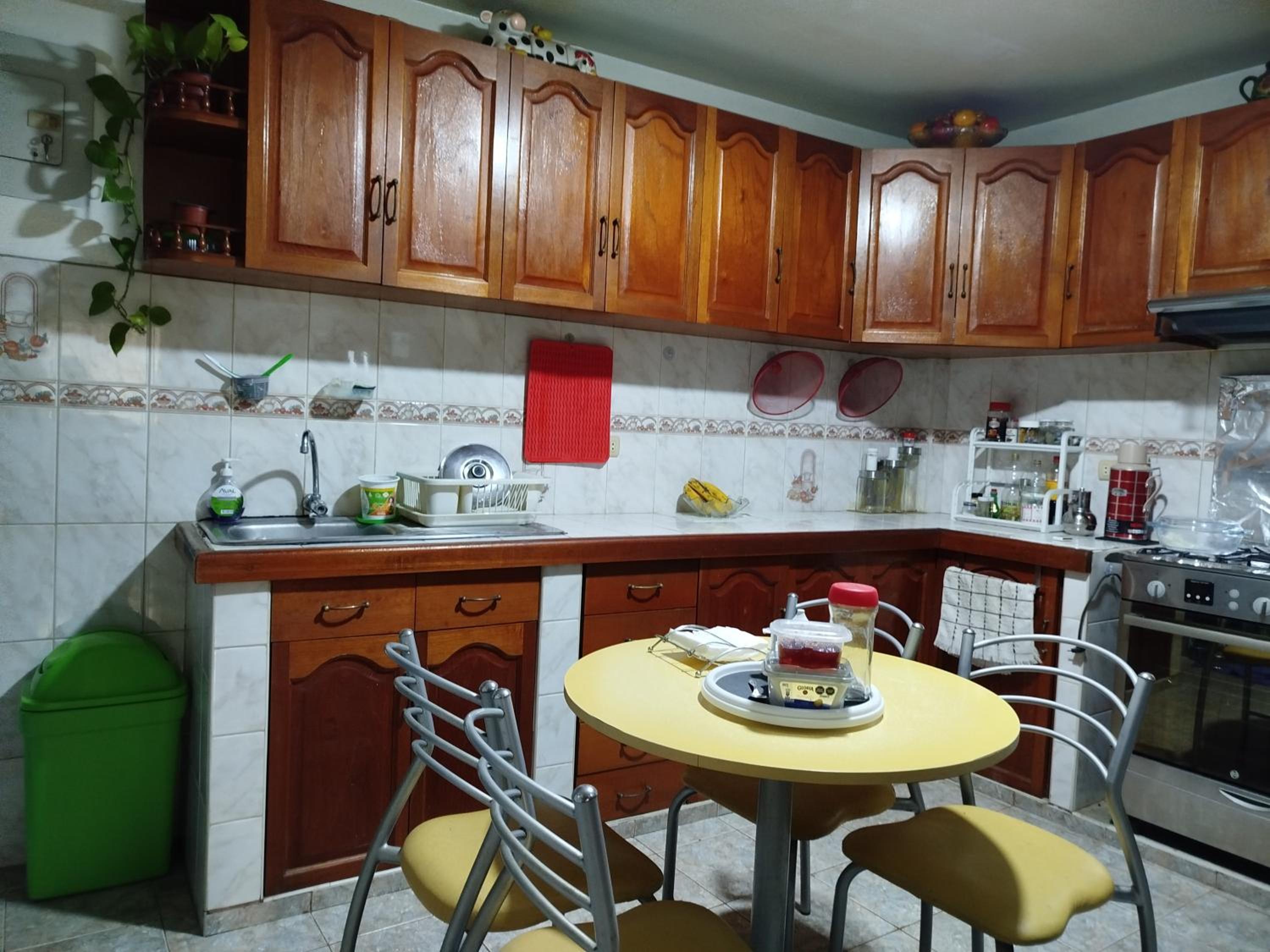 Habitación H2, TV y WIFI cerca a Barranco