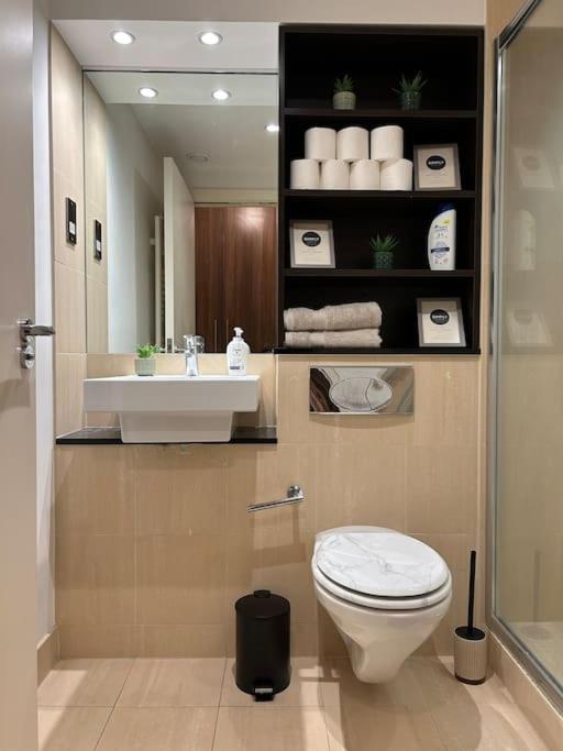 Newly renovated & modern 2-BR close to Canary Wharf