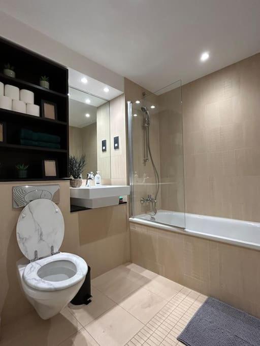 Newly renovated & modern 2-BR close to Canary Wharf