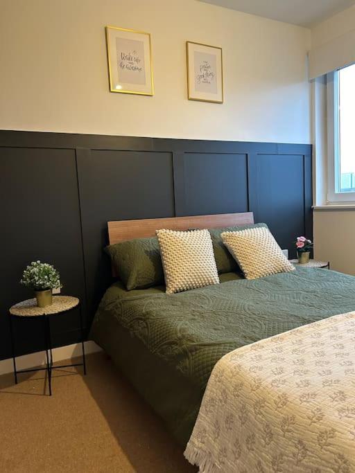 Newly renovated & modern 2-BR close to Canary Wharf