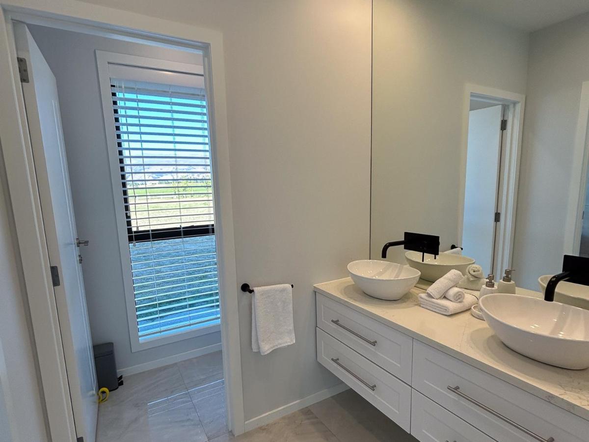 Tarras Serenity Haven - Mountain Views and Calm - Private room with shared spaces view 3