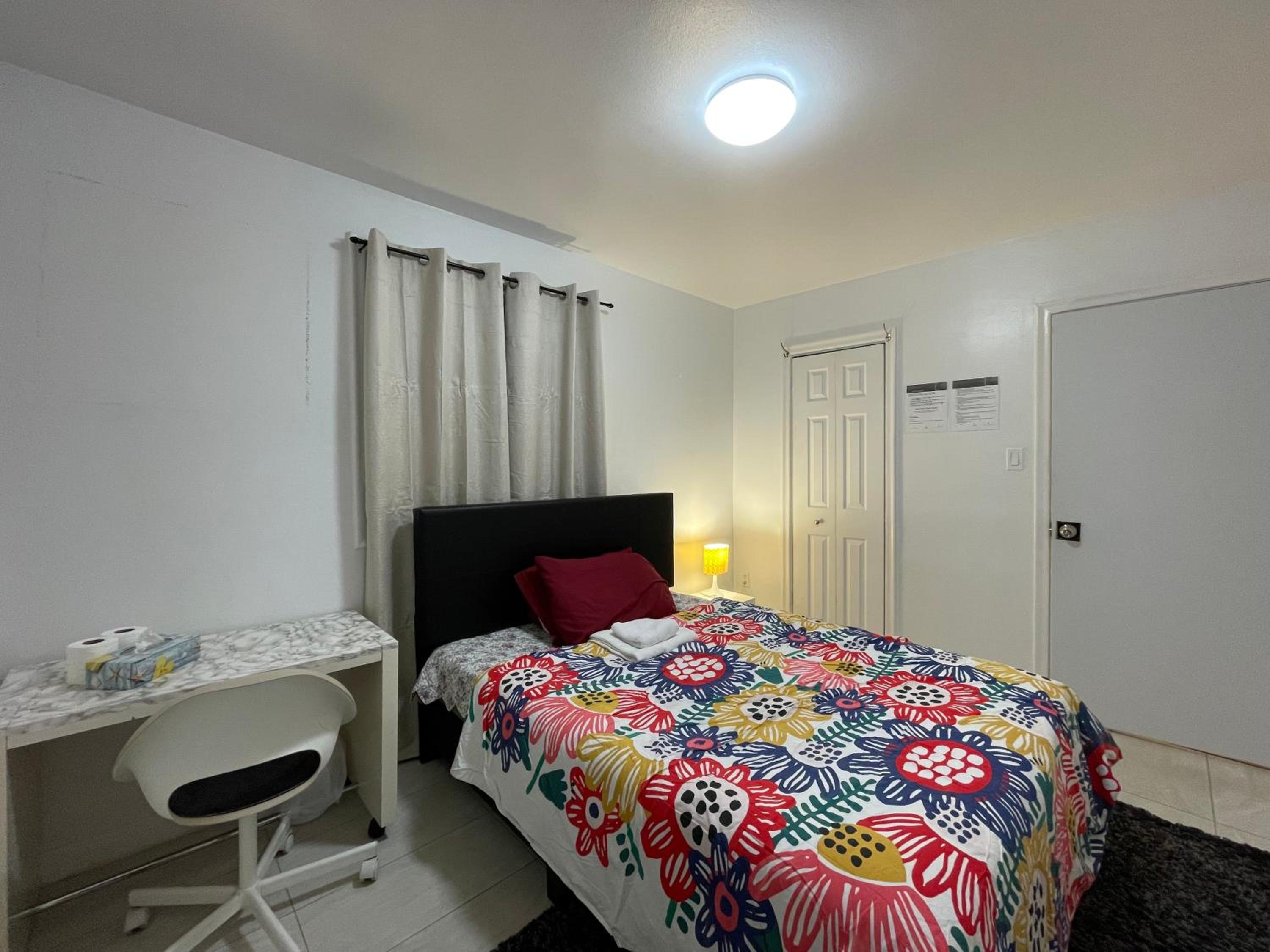 Toronto Room with Balcony - Midtown