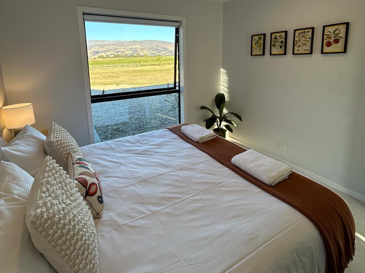 Tarras Countryside Retreat - Near Tourist Route - Private room with shared spaces view 2