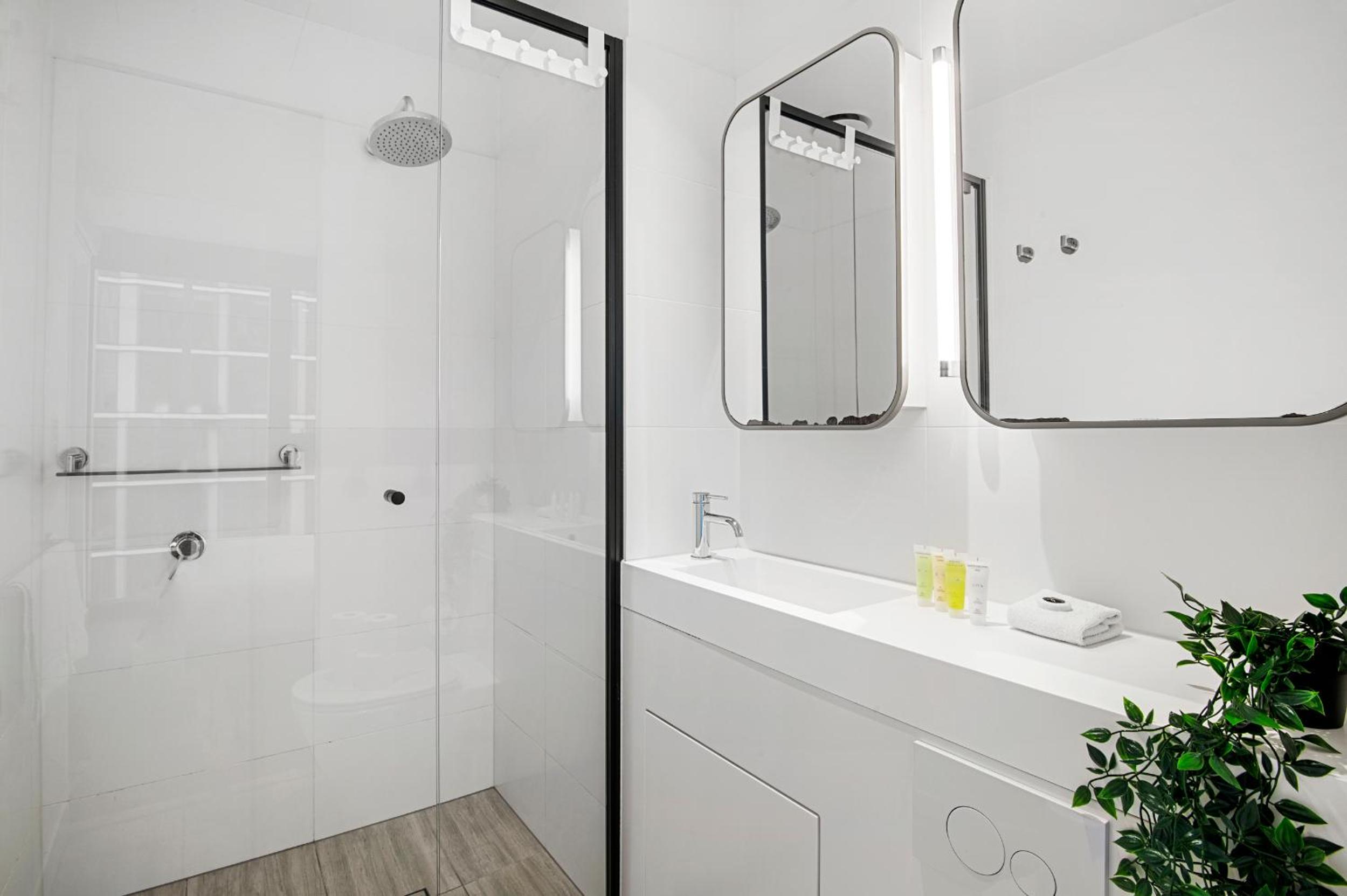 Stunning 2BR Apartment in Melb CBD with Pool and Gym