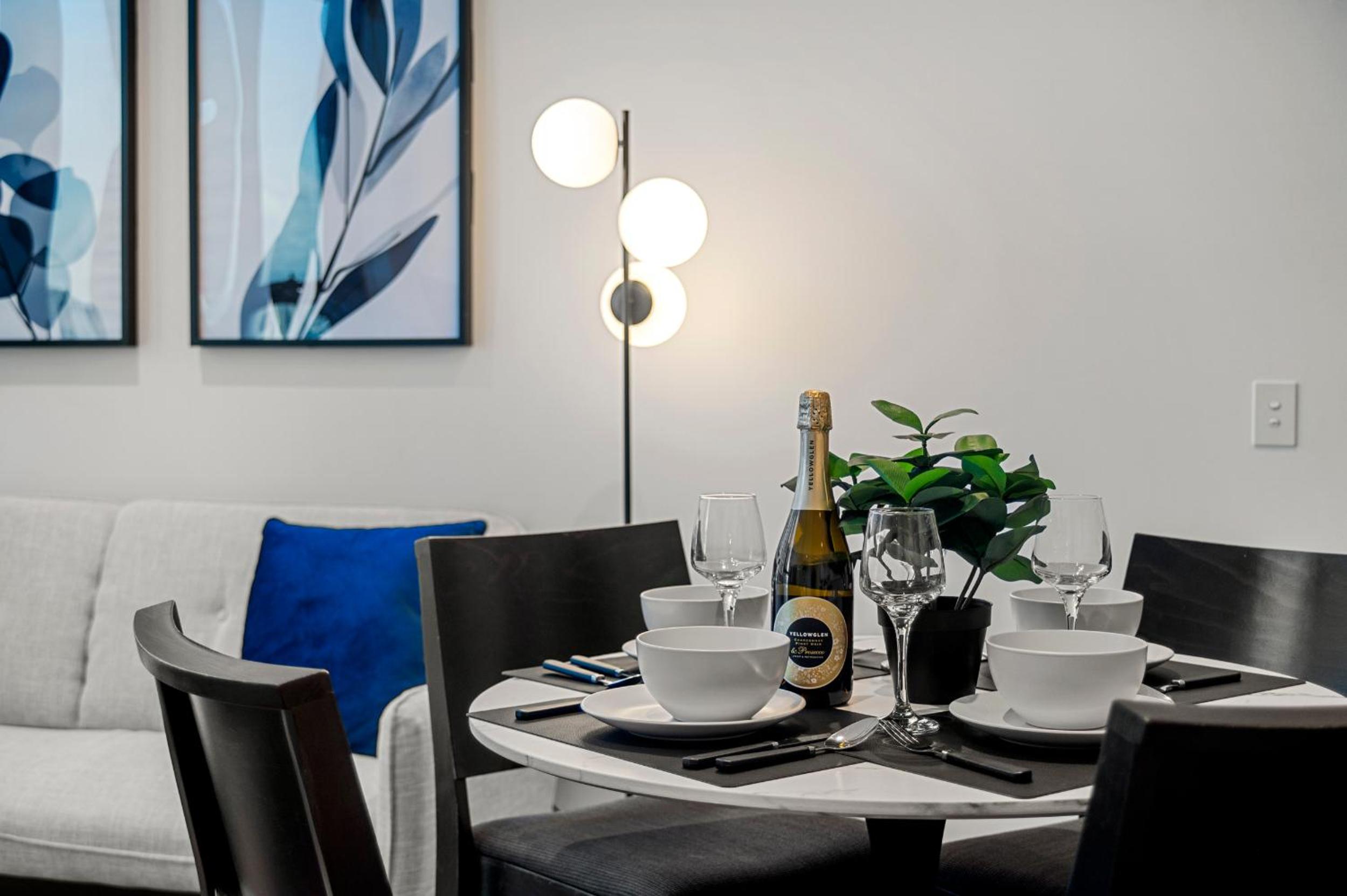 Stunning 2BR Apartment in Melb CBD with Pool and Gym