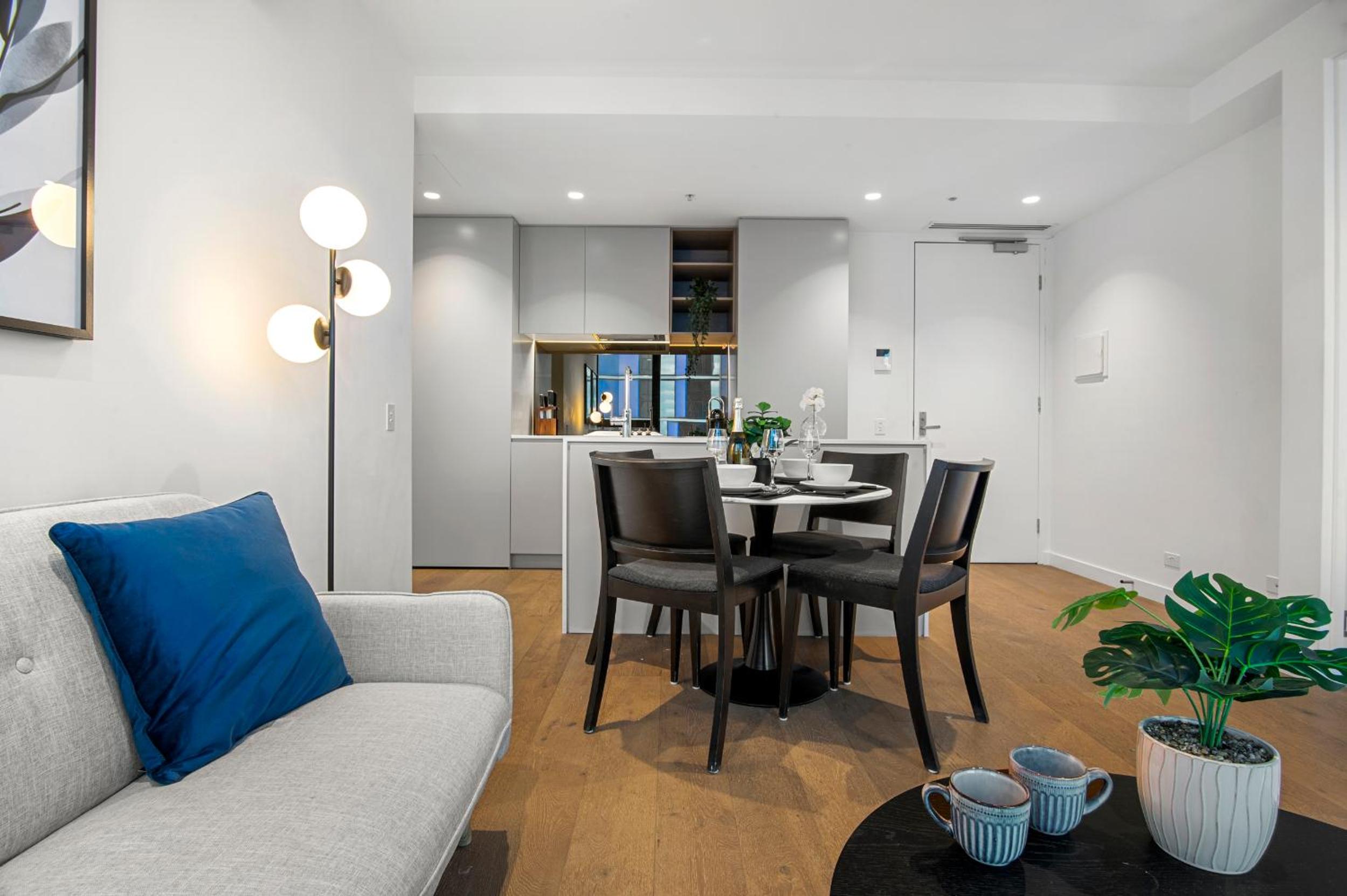 Stunning 2BR Apartment in Melb CBD with Pool and Gym