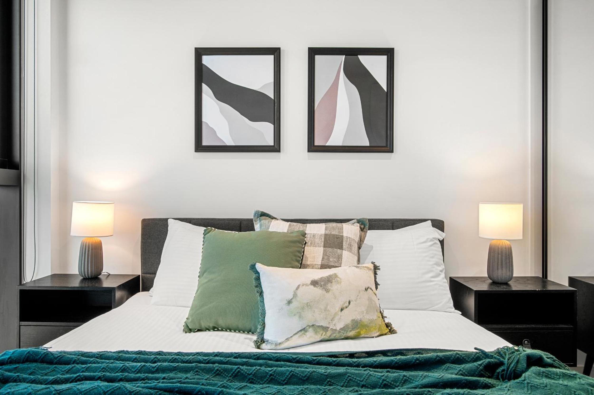 Stunning 2BR Apartment in Melb CBD with Pool and Gym