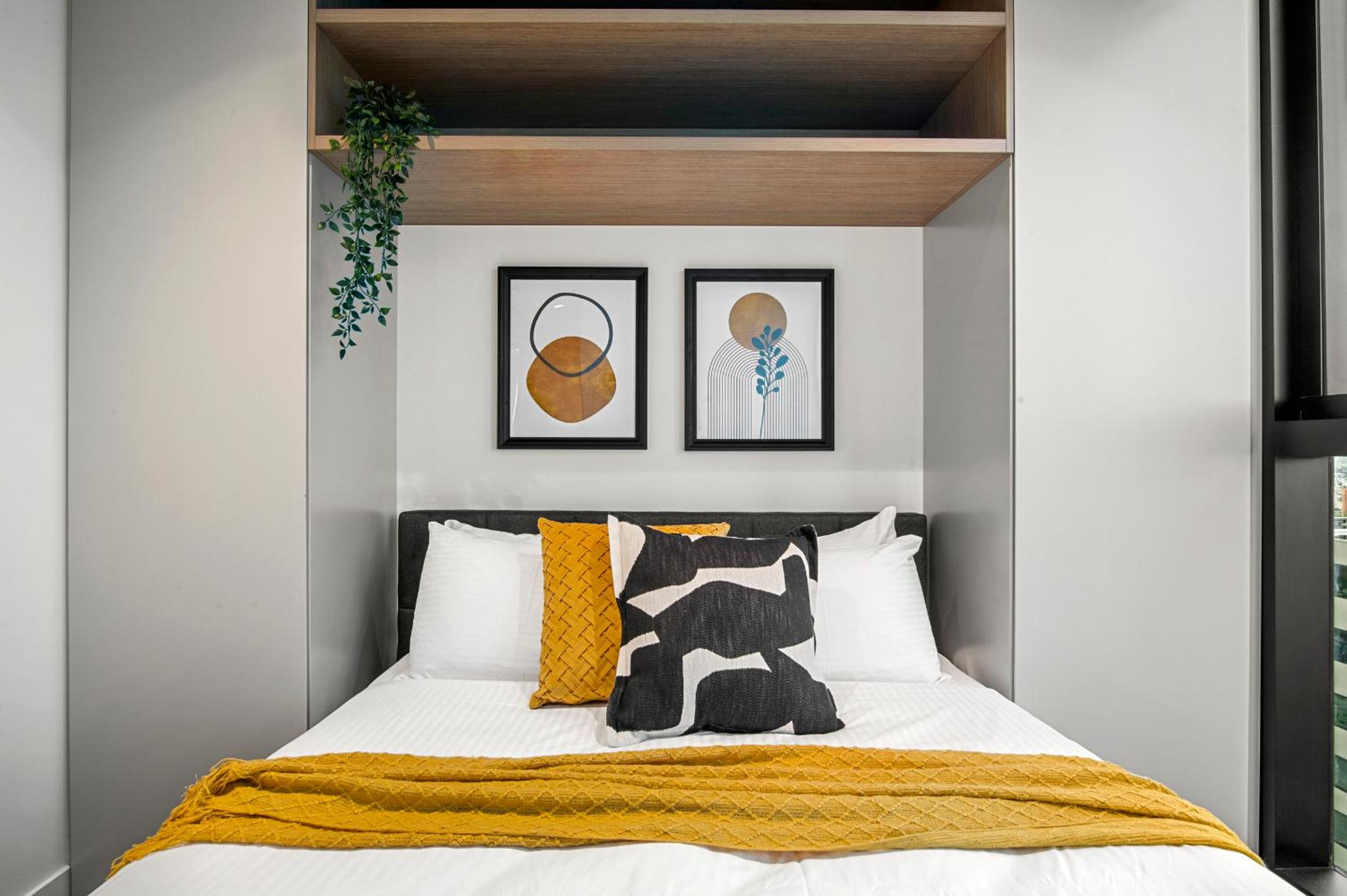 Stunning 2BR Apartment in Melb CBD with Pool and Gym