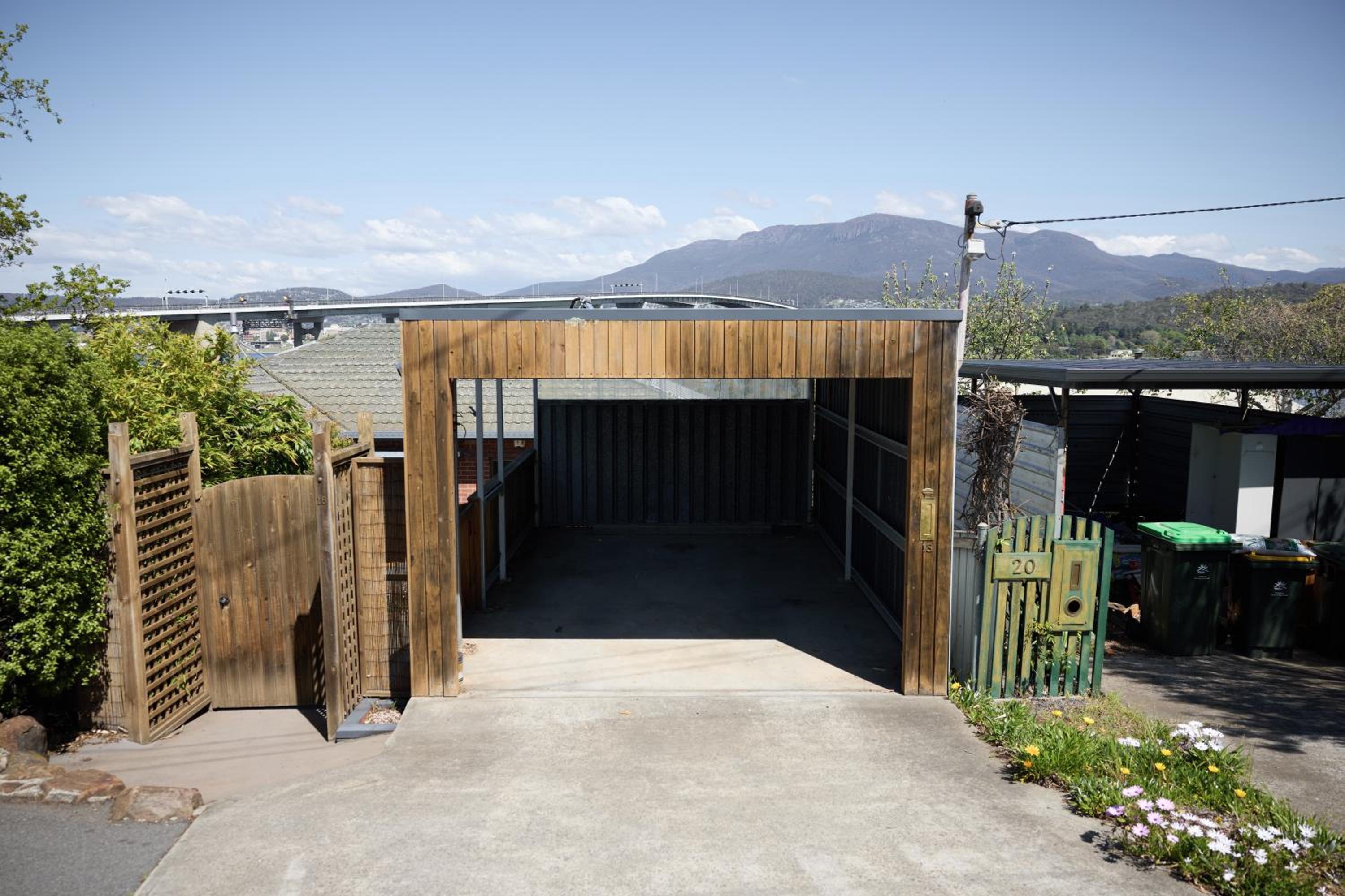 Waterfront home with outdoor spa bath and mountain views - 5 min drive to city