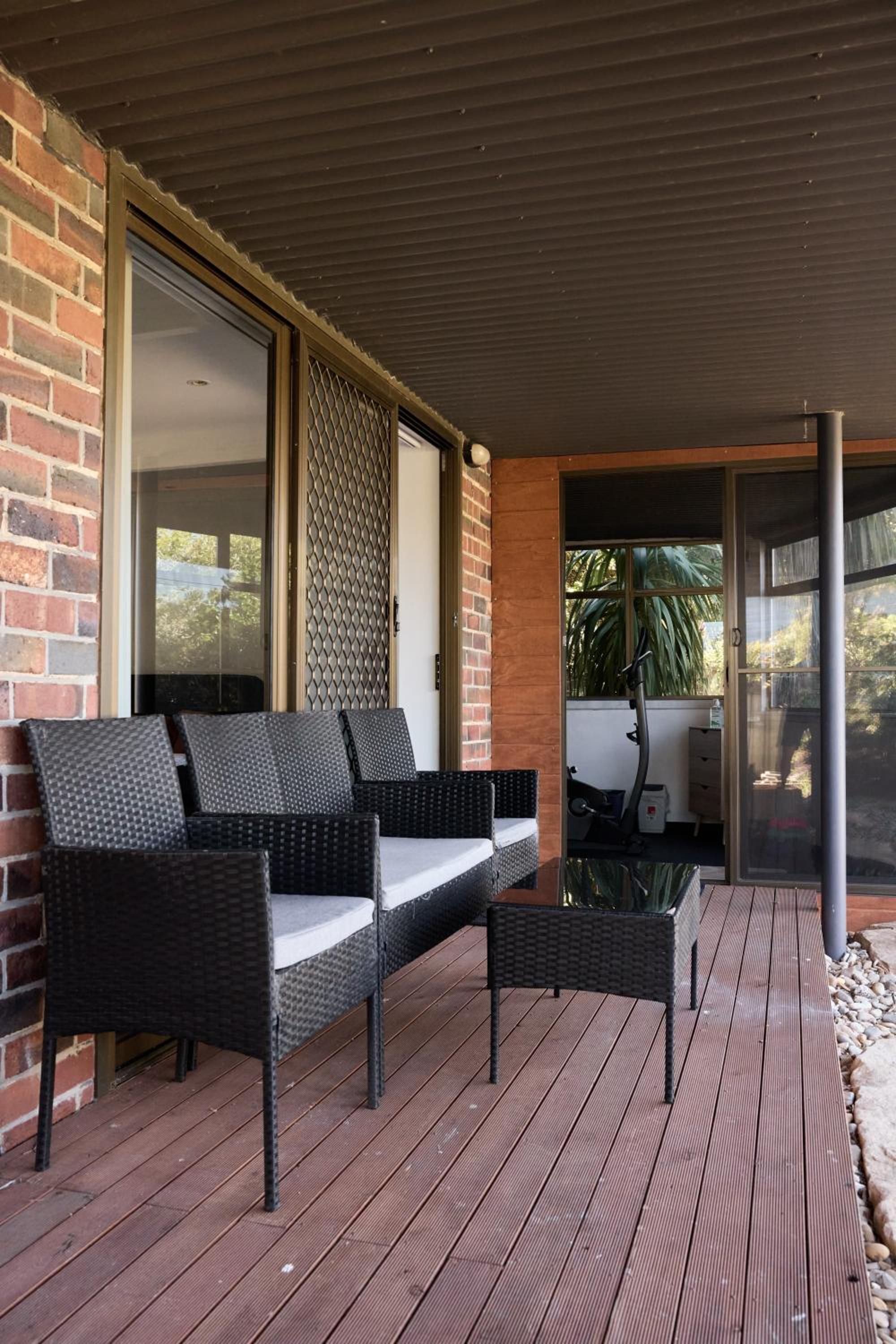 Waterfront home with outdoor spa bath and mountain views - 5 min drive to city