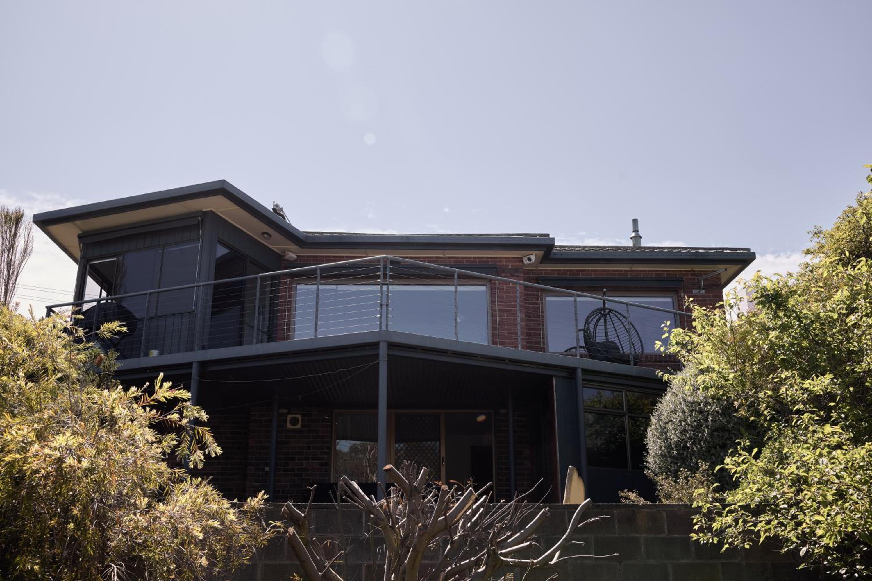Hotel Waterfront Home With Hot Tub And Mountain Views