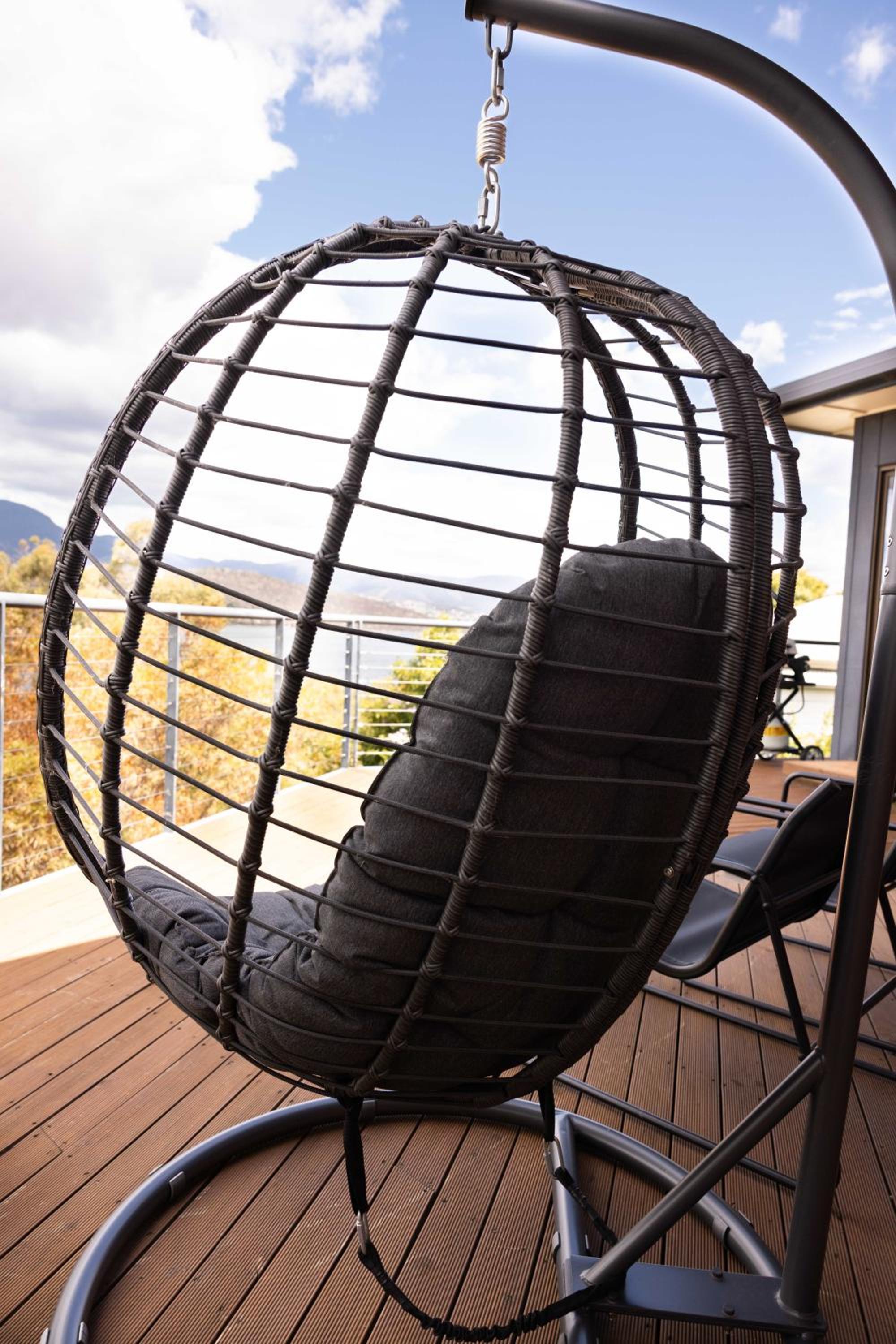 Waterfront home with outdoor spa bath and mountain views - 5 min drive to city