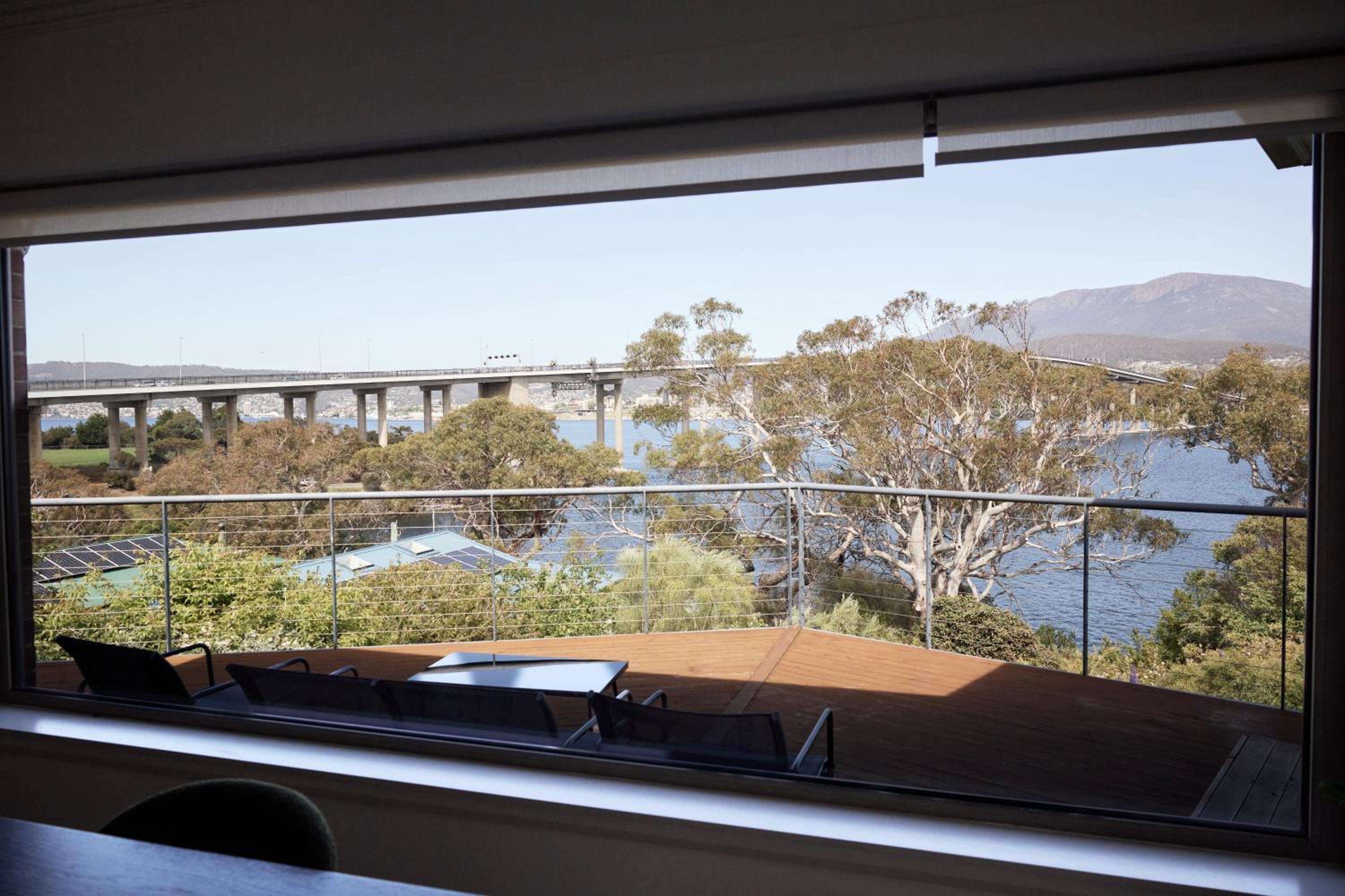 Waterfront home with outdoor spa bath and mountain views - 5 min drive to city