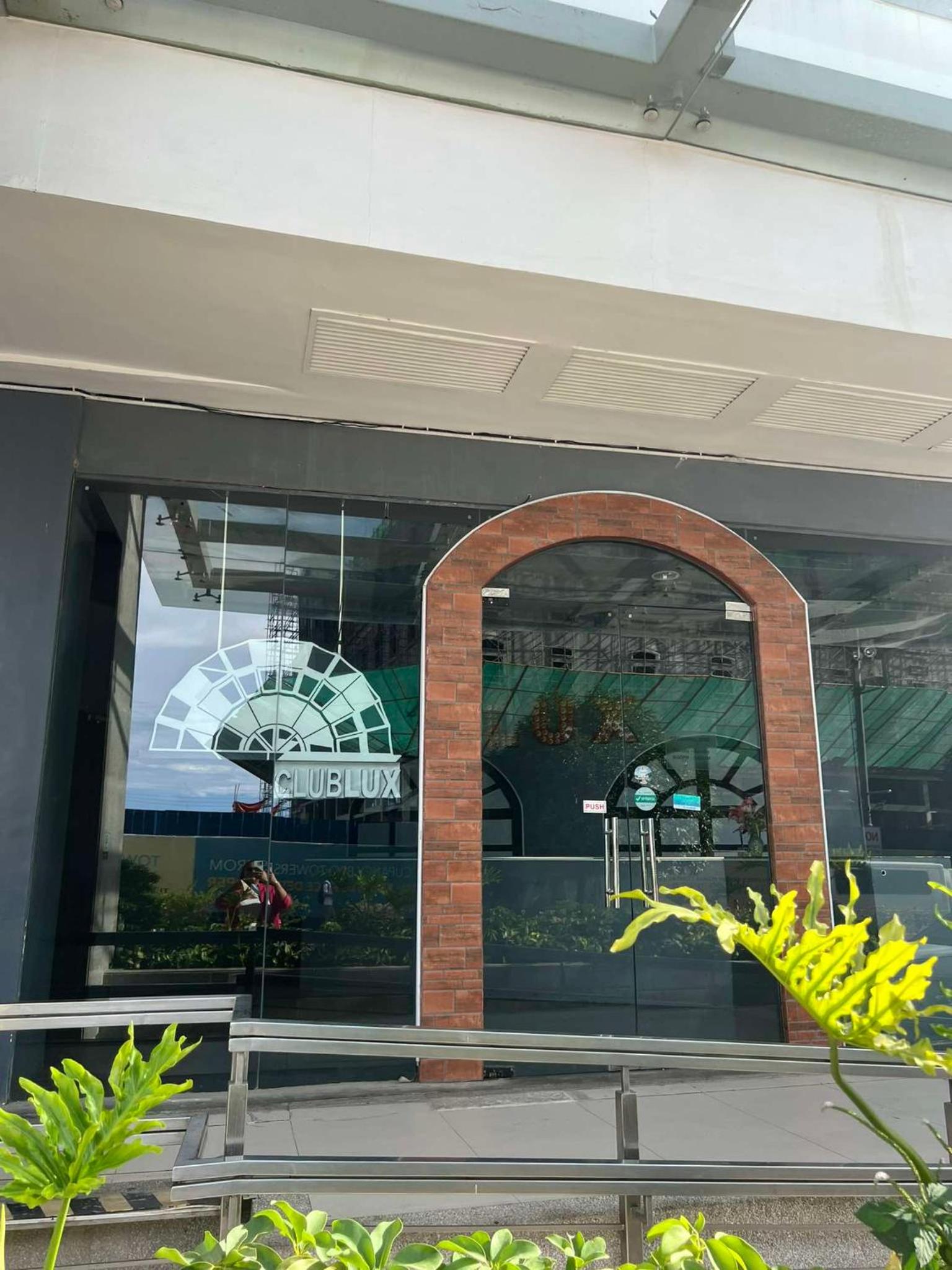 The mactan newtown 1 Bedroom , Beach is P 350 pp