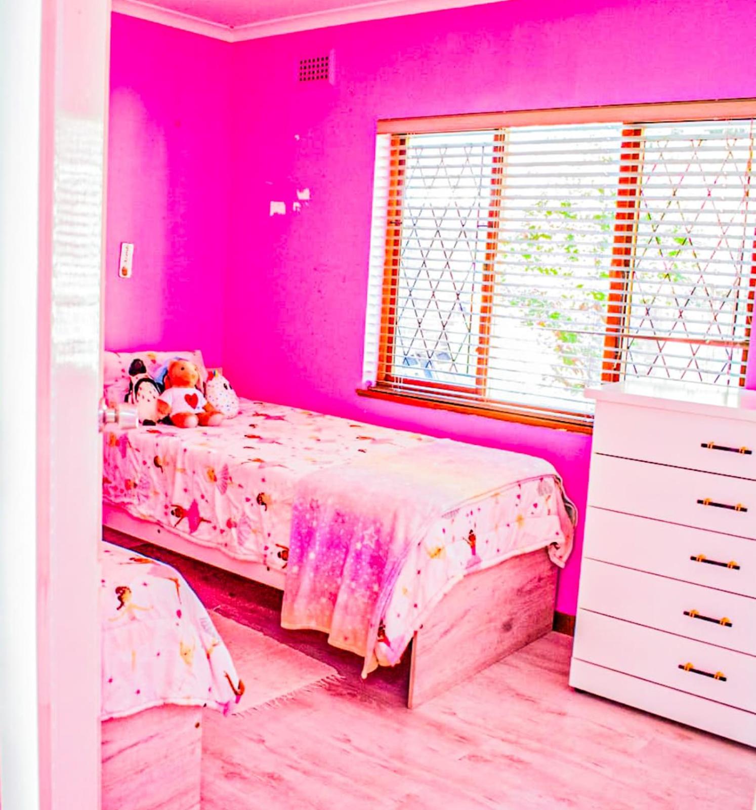 5 Bedroom House - Oak Park Stays view 3