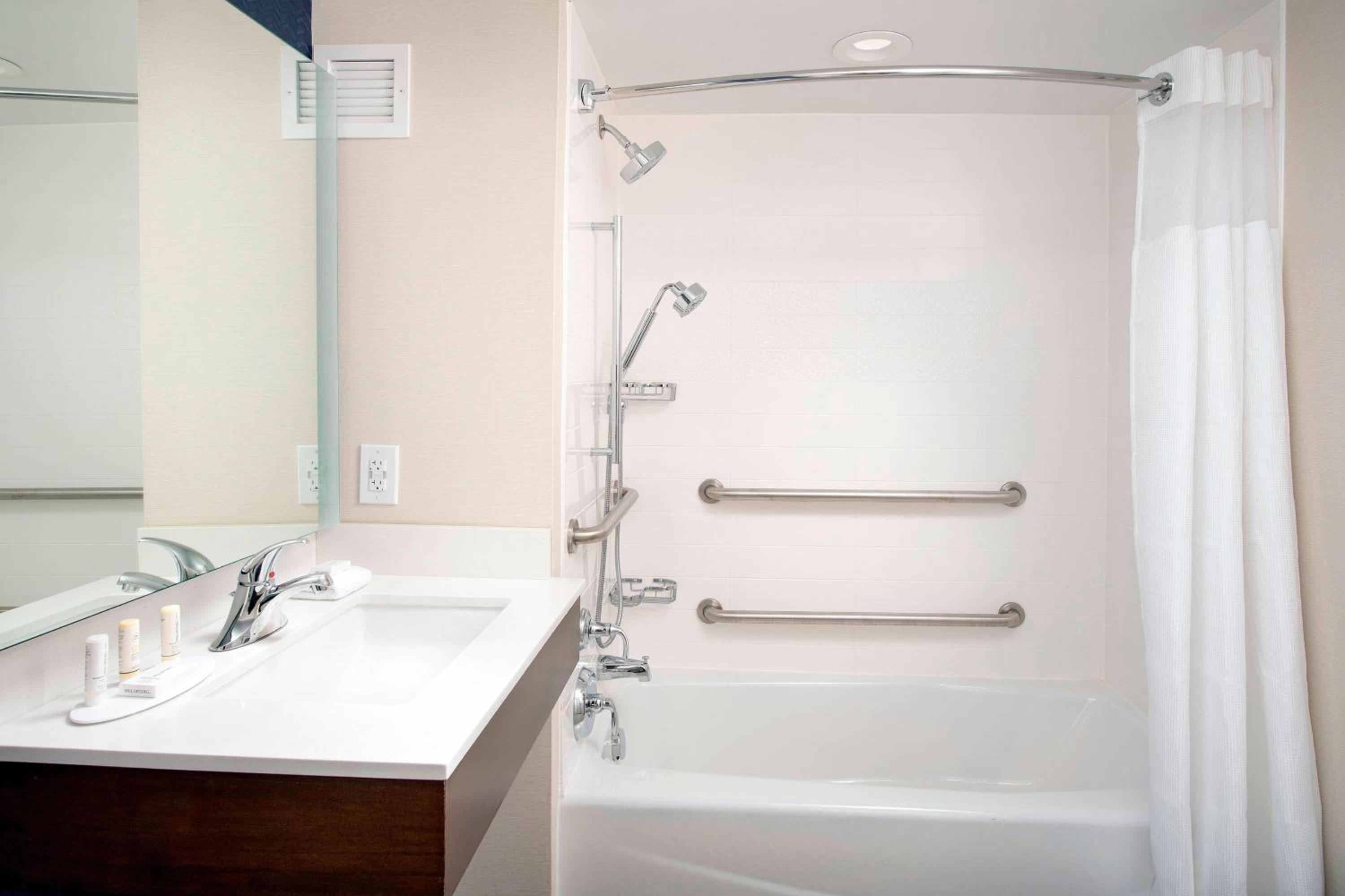 Fairfield Inn  Suites by Marriott Alexandria West/Mark Center - Property Image 5