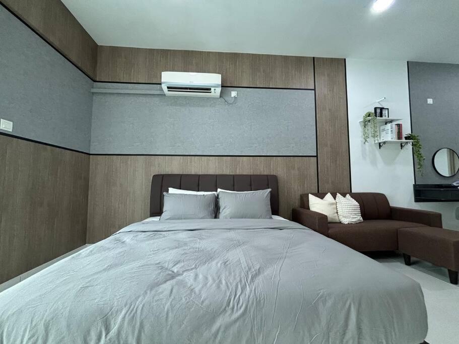 Mount Austin #Akademik Suite Premium Style 1-2Pax