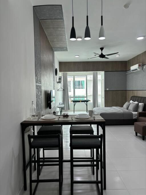 Mount Austin #Akademik Suite Premium Style 1-2Pax