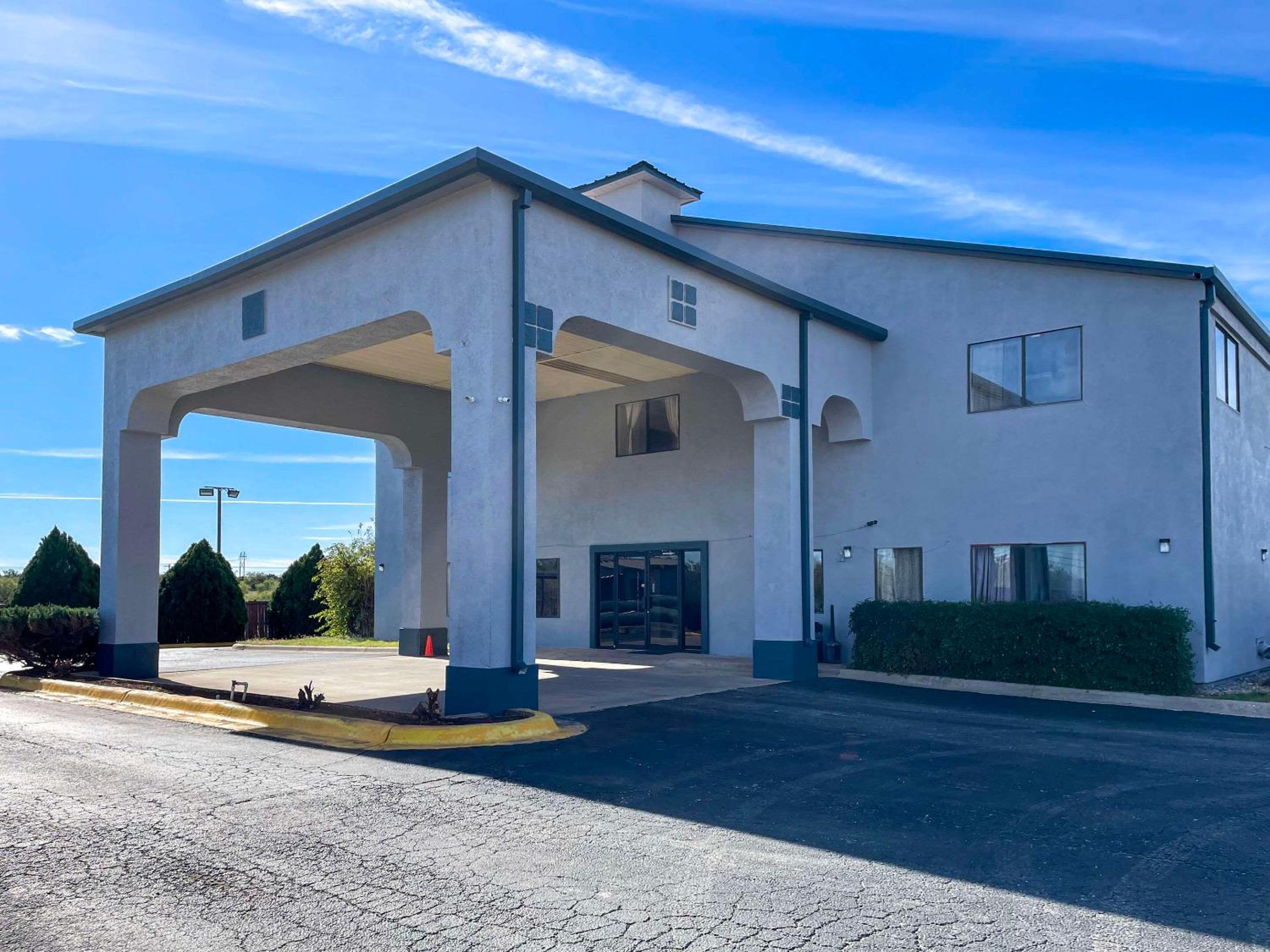 Sweetwater Vacations - Econo Lodge Inn  Suites Sweetwater I-20 - Property Image 1