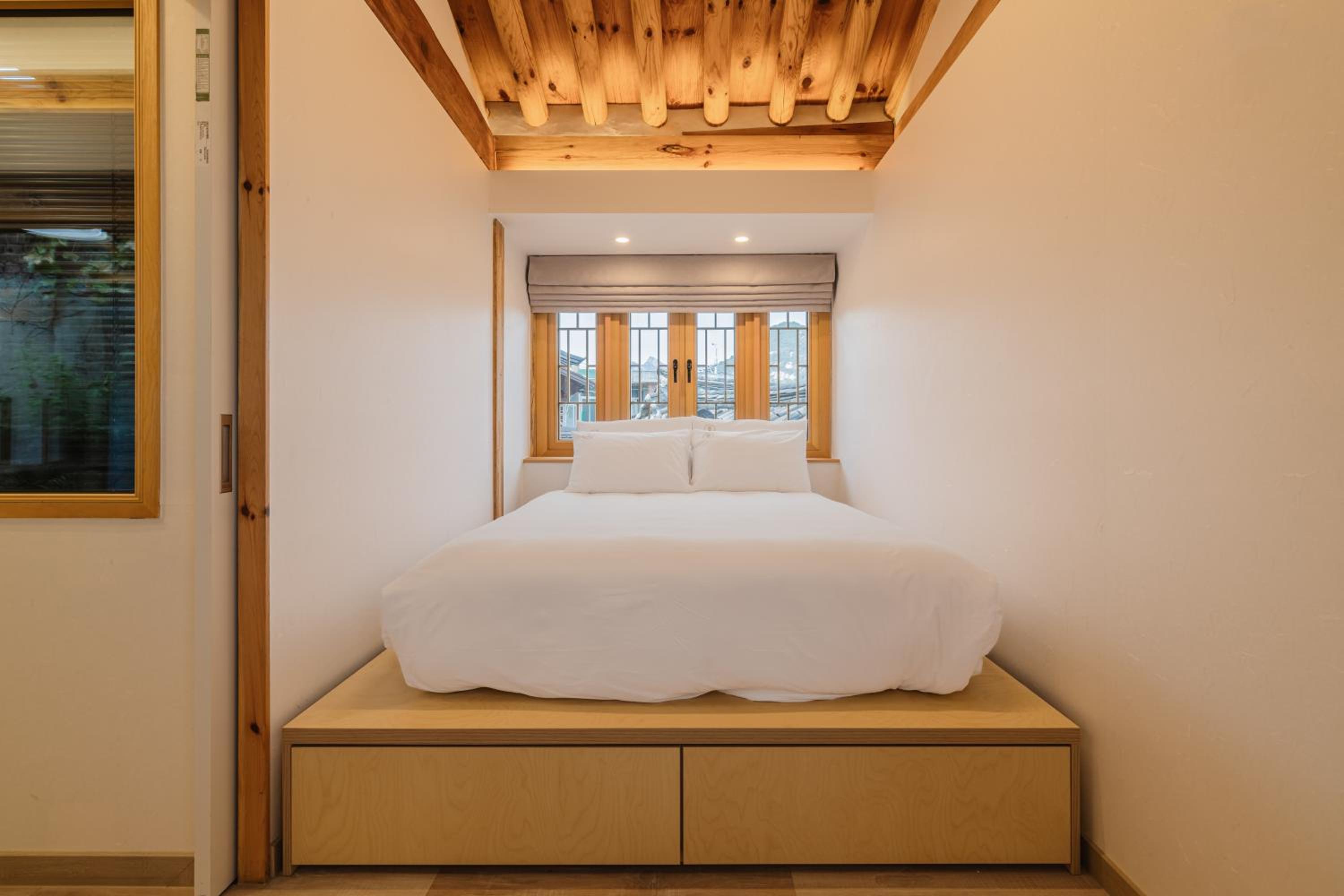 Luxury Hanok Seochon Stay view 4