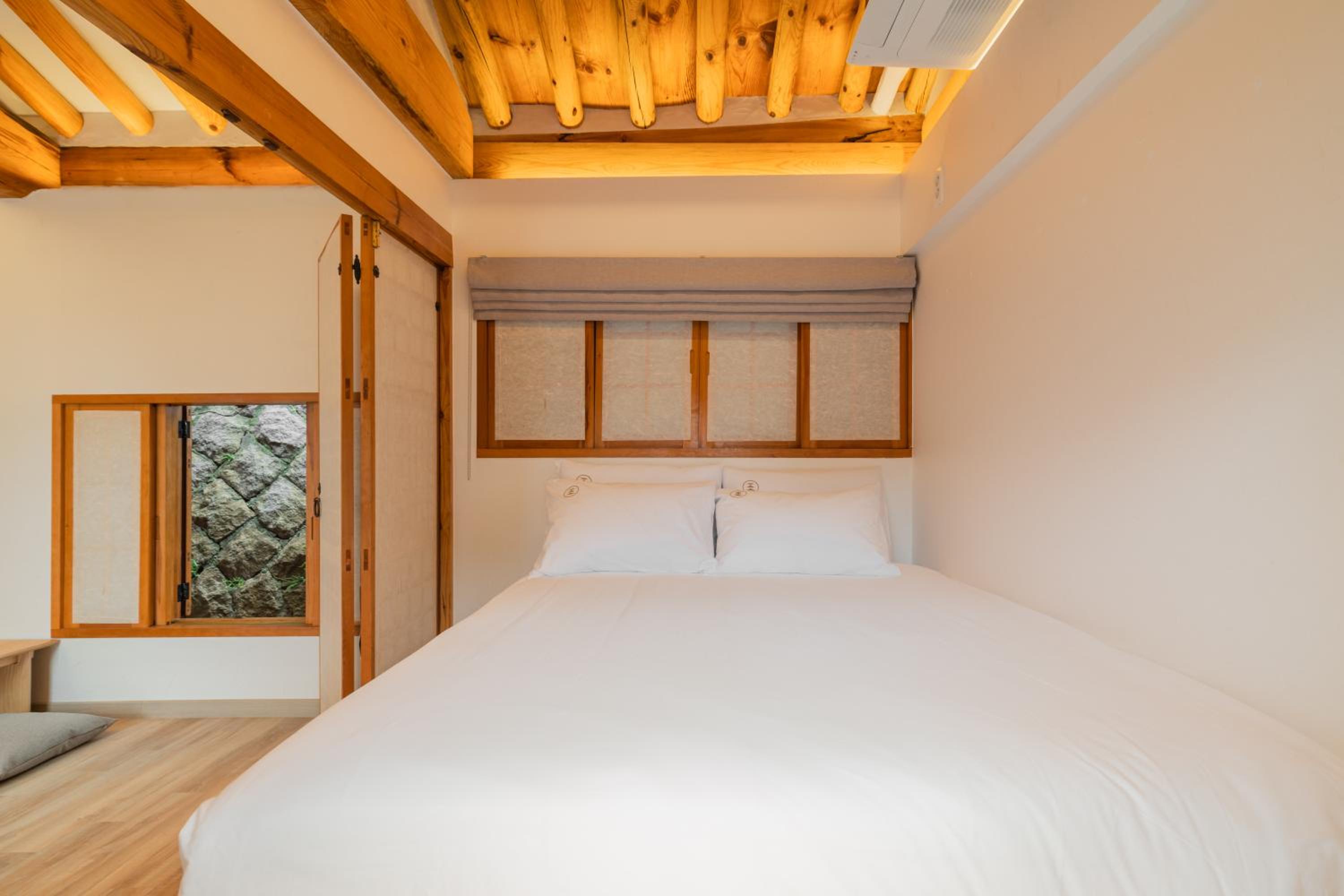 Luxury Hanok Seochon Stay view 3