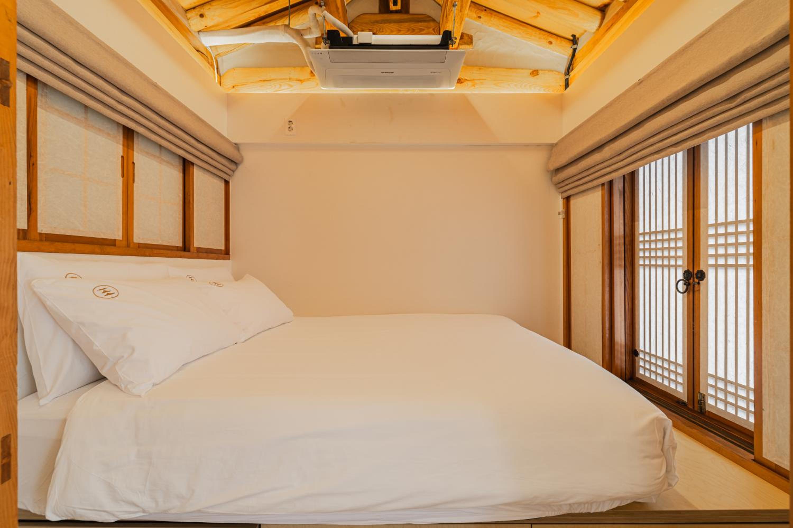 Luxury Hanok Seochon Stay view 2