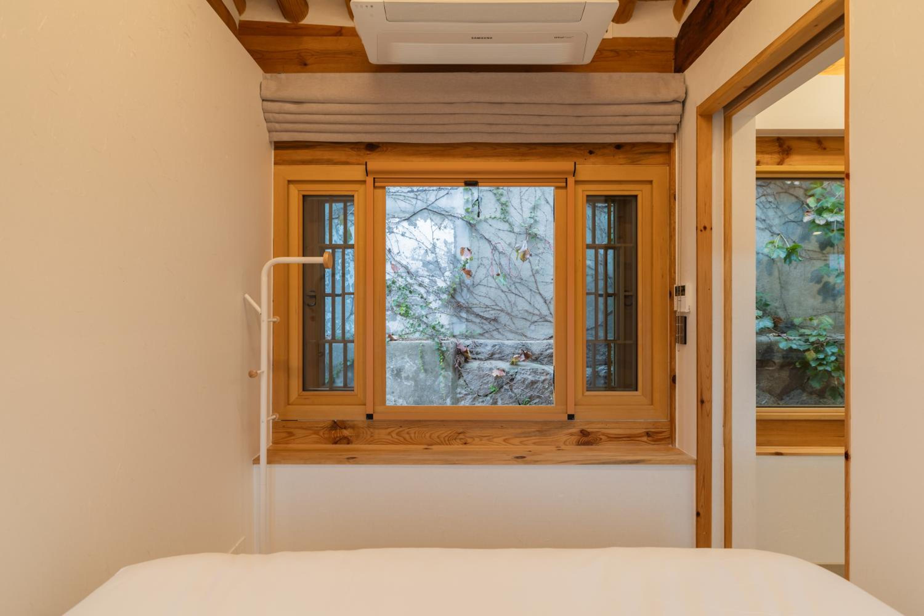 Luxury Hanok Seochon Stay view 5