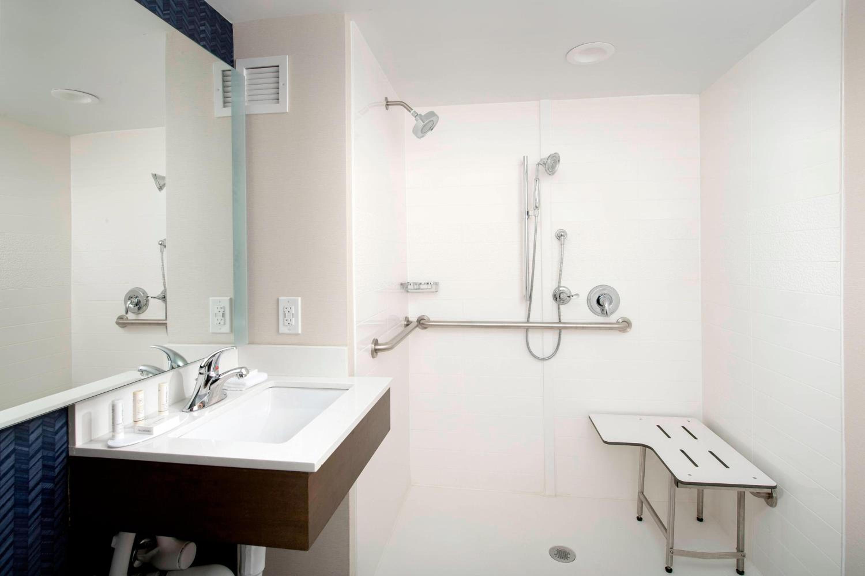 Fairfield Inn Suites by Marriott Alexandria West/Mark Center - Property Image 6