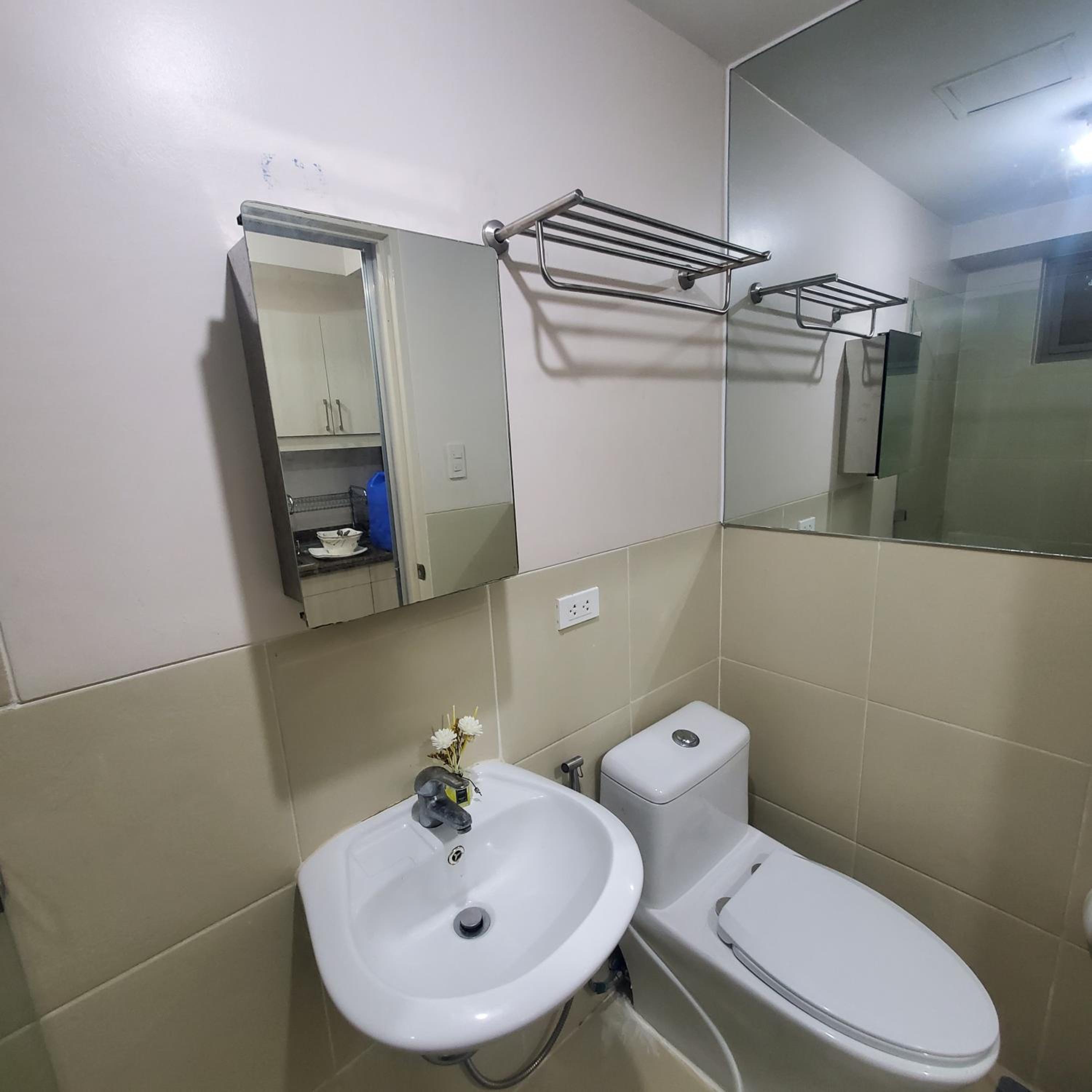 The Layover Queen BR Near NAIA T3 view 2