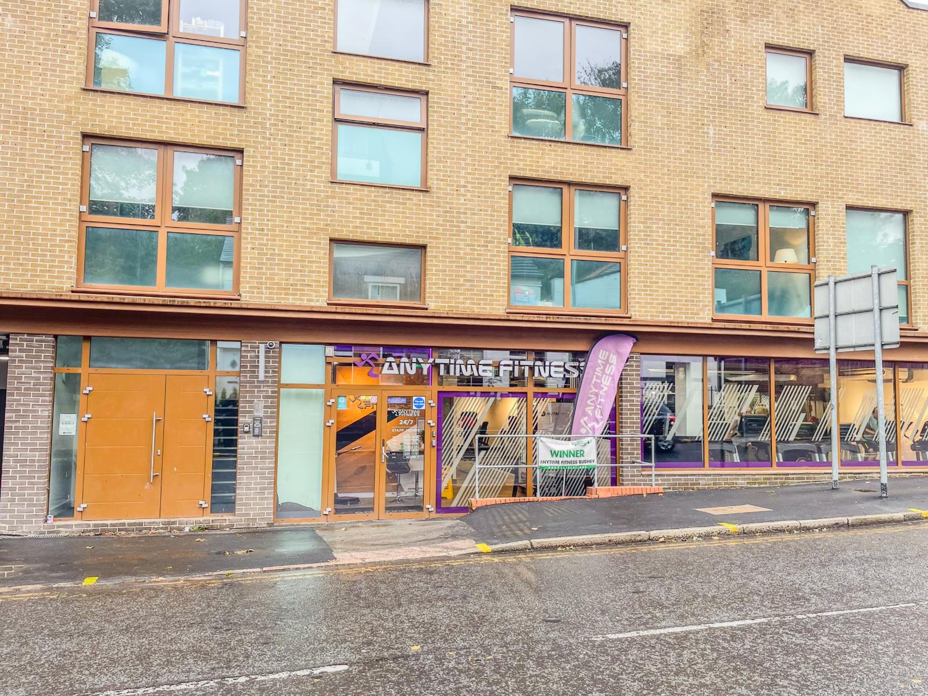 Multiple 2-Bedroom Apartments near Harry Potter Studios - 2-Minute walk to Bushey Station - 20 Minutes to London Euston - Ideal for Families & Business - F view 5