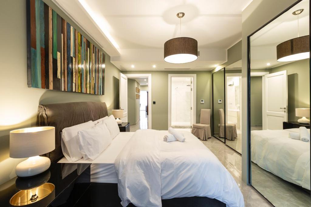 Lavish Seafront Apartment view 3