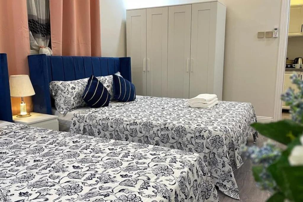 23 Blue Navi 1 bedroom with kitchen
