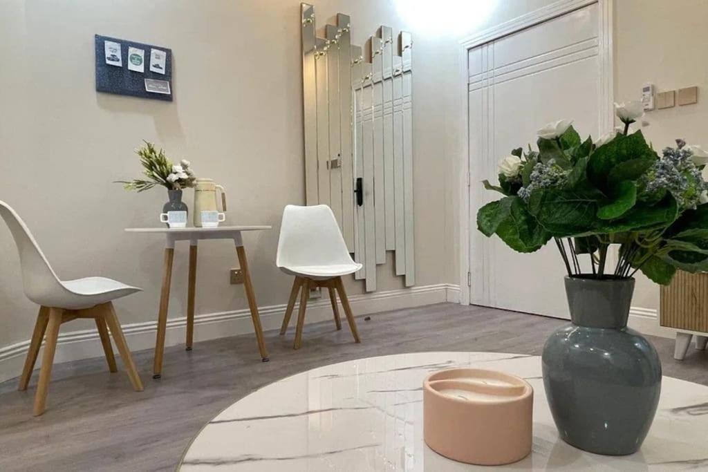 23 Blue Navi 1 bedroom with kitchen