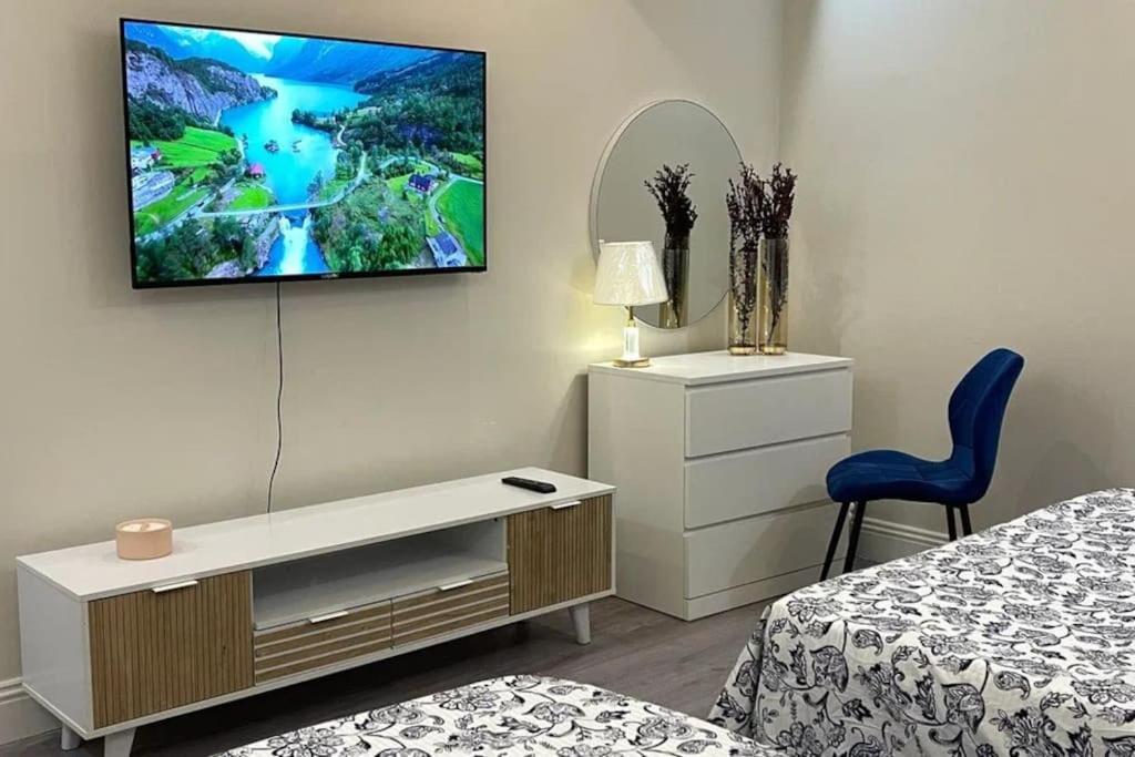 23 Blue Navi 1 bedroom with kitchen