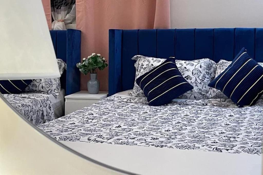 23 Blue Navi 1 bedroom with kitchen