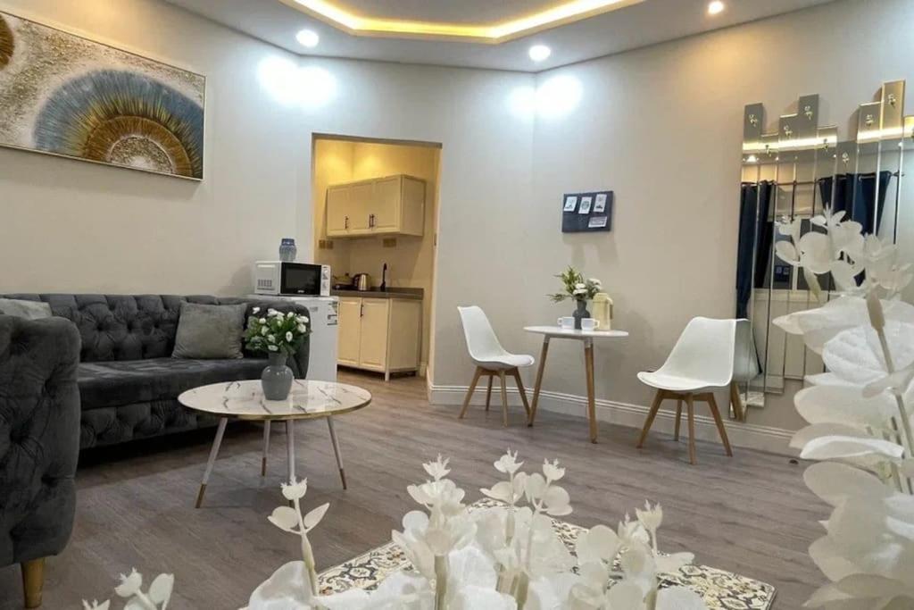 23 Blue Navi 1 bedroom with kitchen