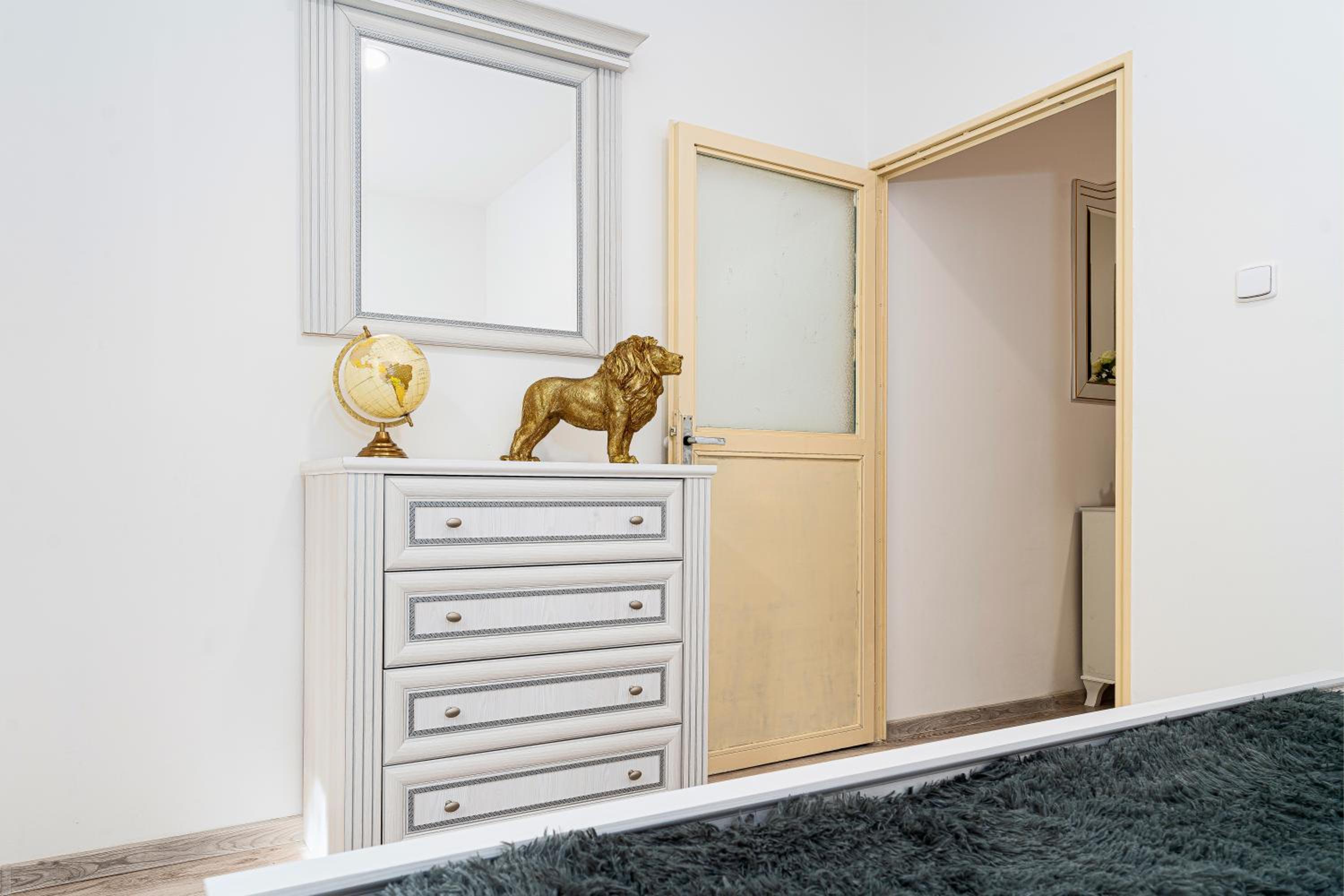 Golden Lion Suite