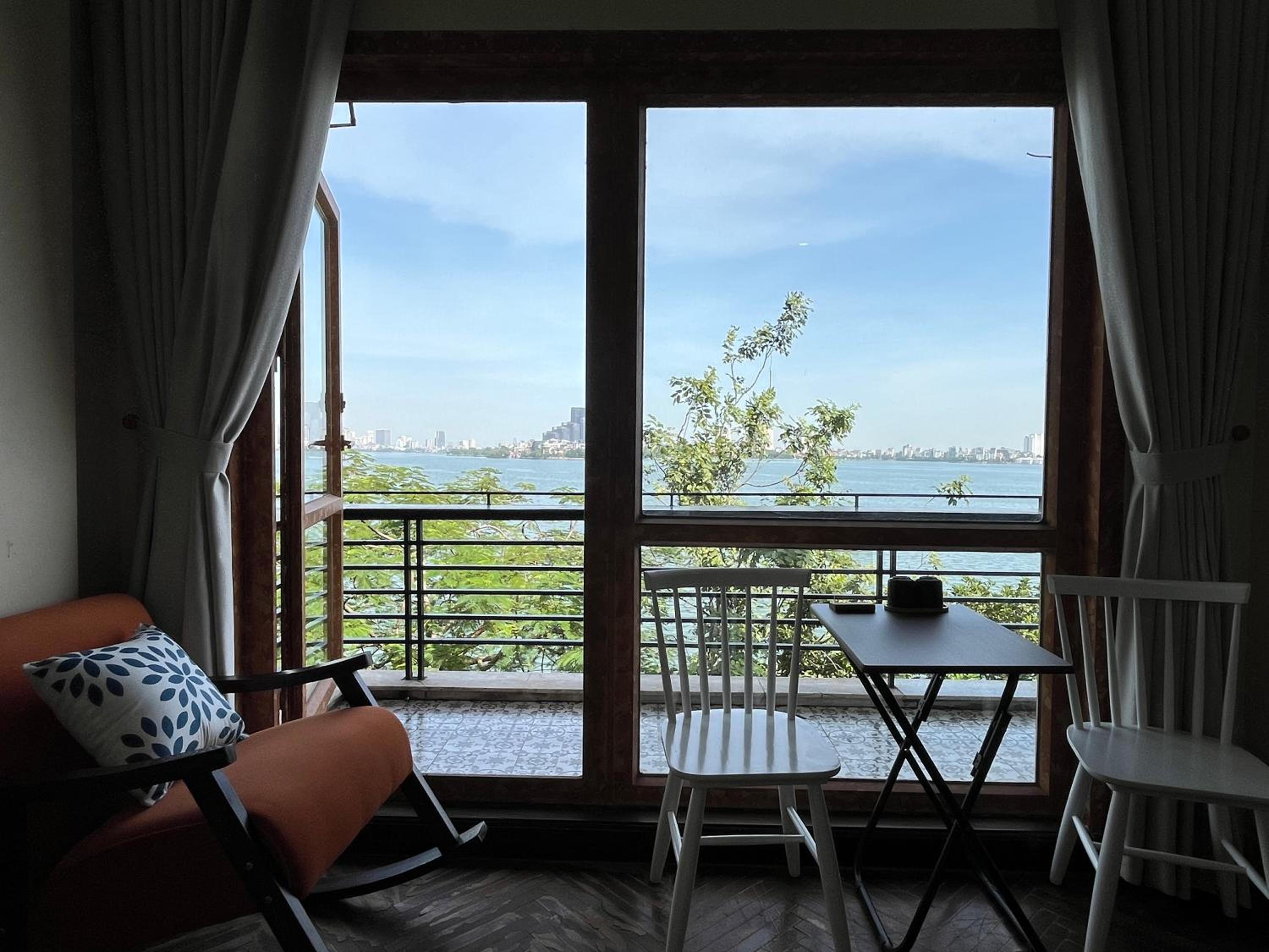 Suites with Panorama West Lake View 3
