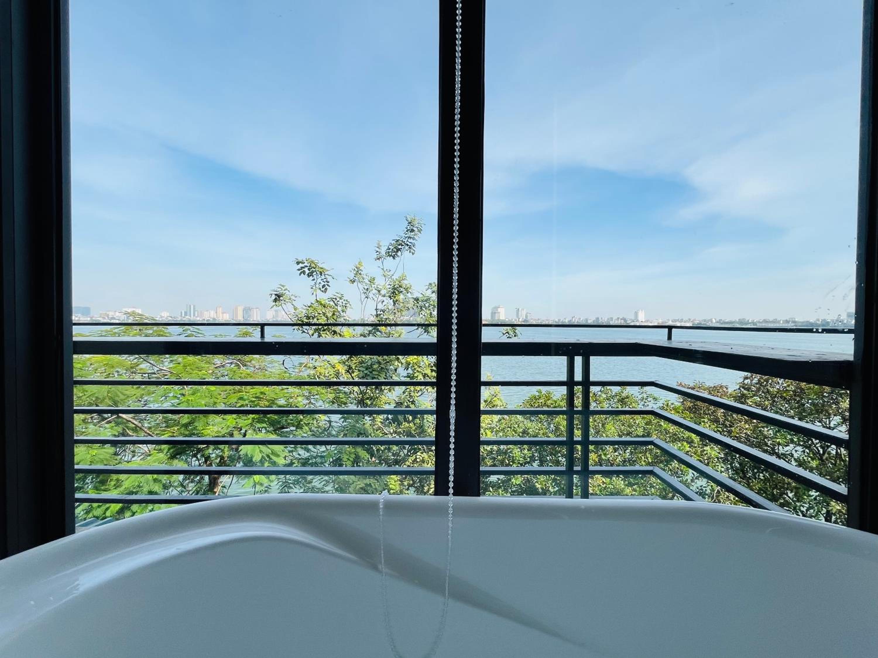 Suites with Panorama West Lake View 3