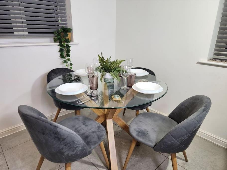 Langford House, 3bedroom, Netflix, Parking, WiFi view 3