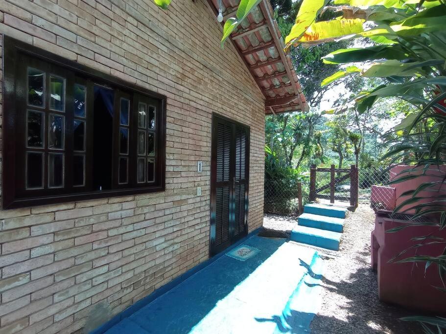 Tahoma Chale Rustico côr Café e vermelho Prumirim Paraiso