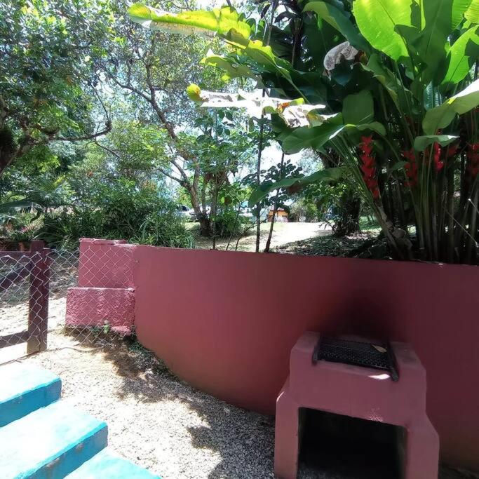 Tahoma Chale Rustico côr Café e vermelho Prumirim Paraiso
